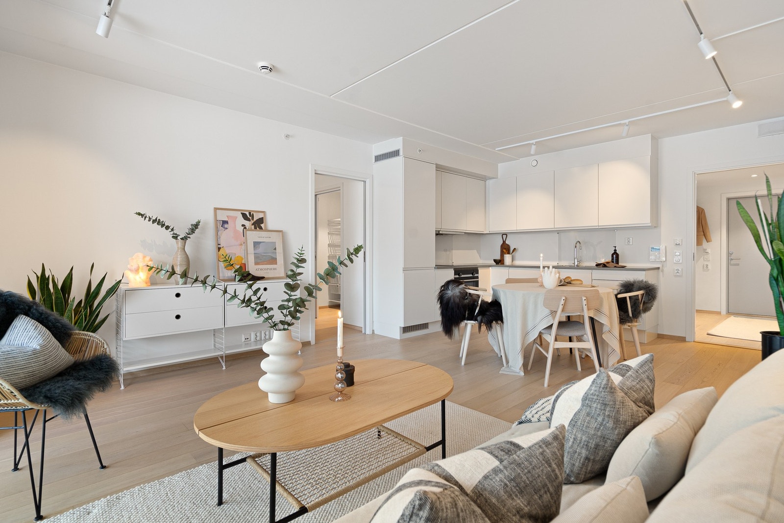 Oppholdsrommet fremstår romslig og luftig, med en åpen løsning mellom stue og kjøkken som legger til rette for en sosial og hyggelig atmosfære. Galleribilde