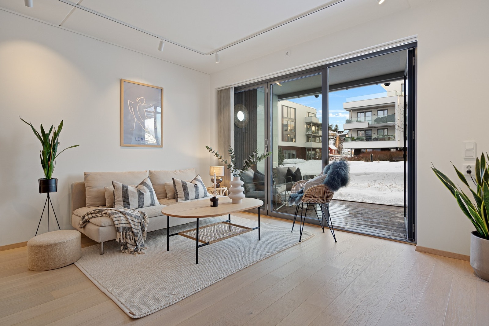 Stuen har god plass til både sofagruppe og spisebord, og egner seg godt til både avslapning og sosiale sammenkomster. Galleribilde