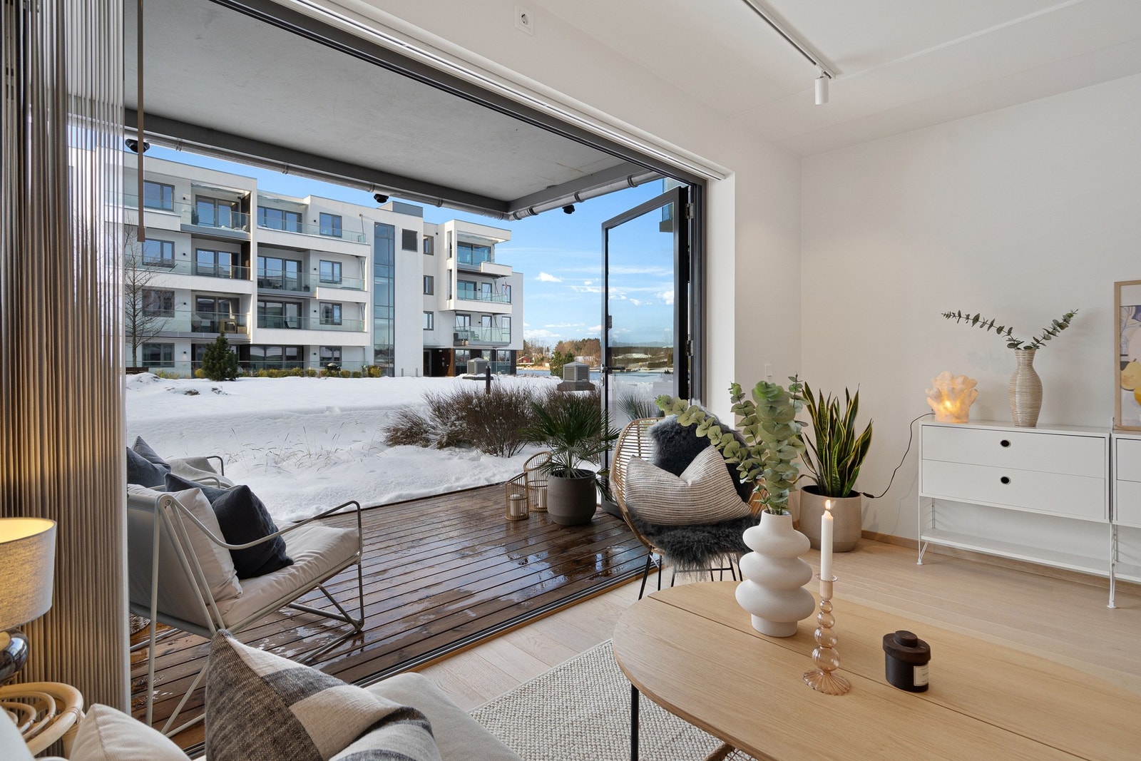 Fra stuen er det utgang til en ca. 8 kvm vestvendt terrasse. Galleribilde