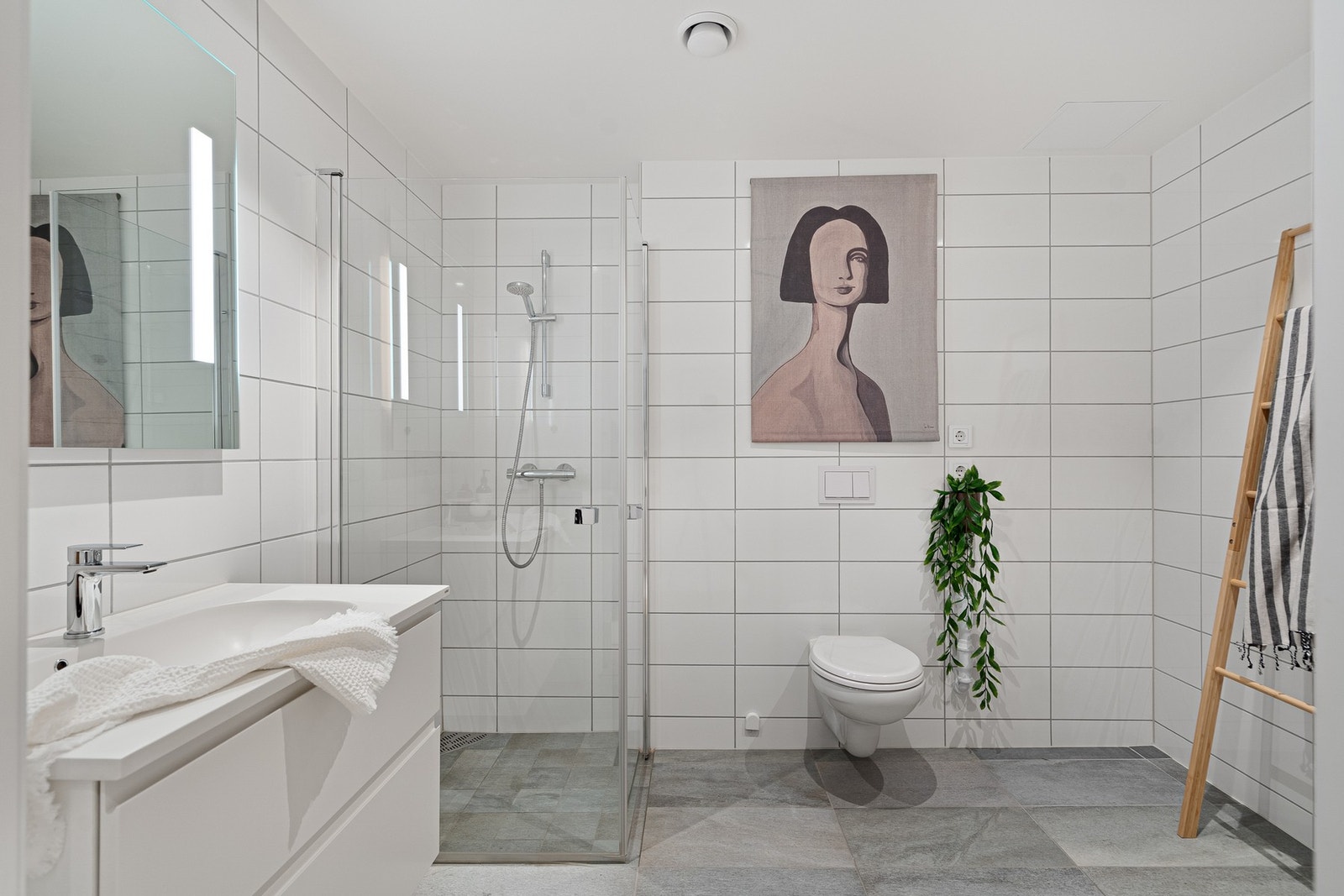 Badet holder en moderne standard med flislagte overflater og behagelige varmekabler i gulv. Galleribilde