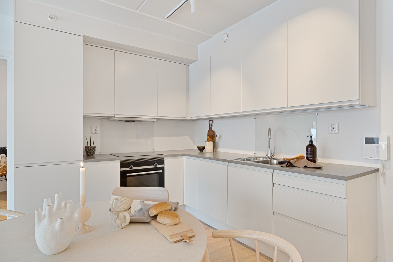 Integrerte hvitevarer medfølger, og kjøkkenet egner seg godt både til hverdagsbruk og når man har gjester. Galleribilde