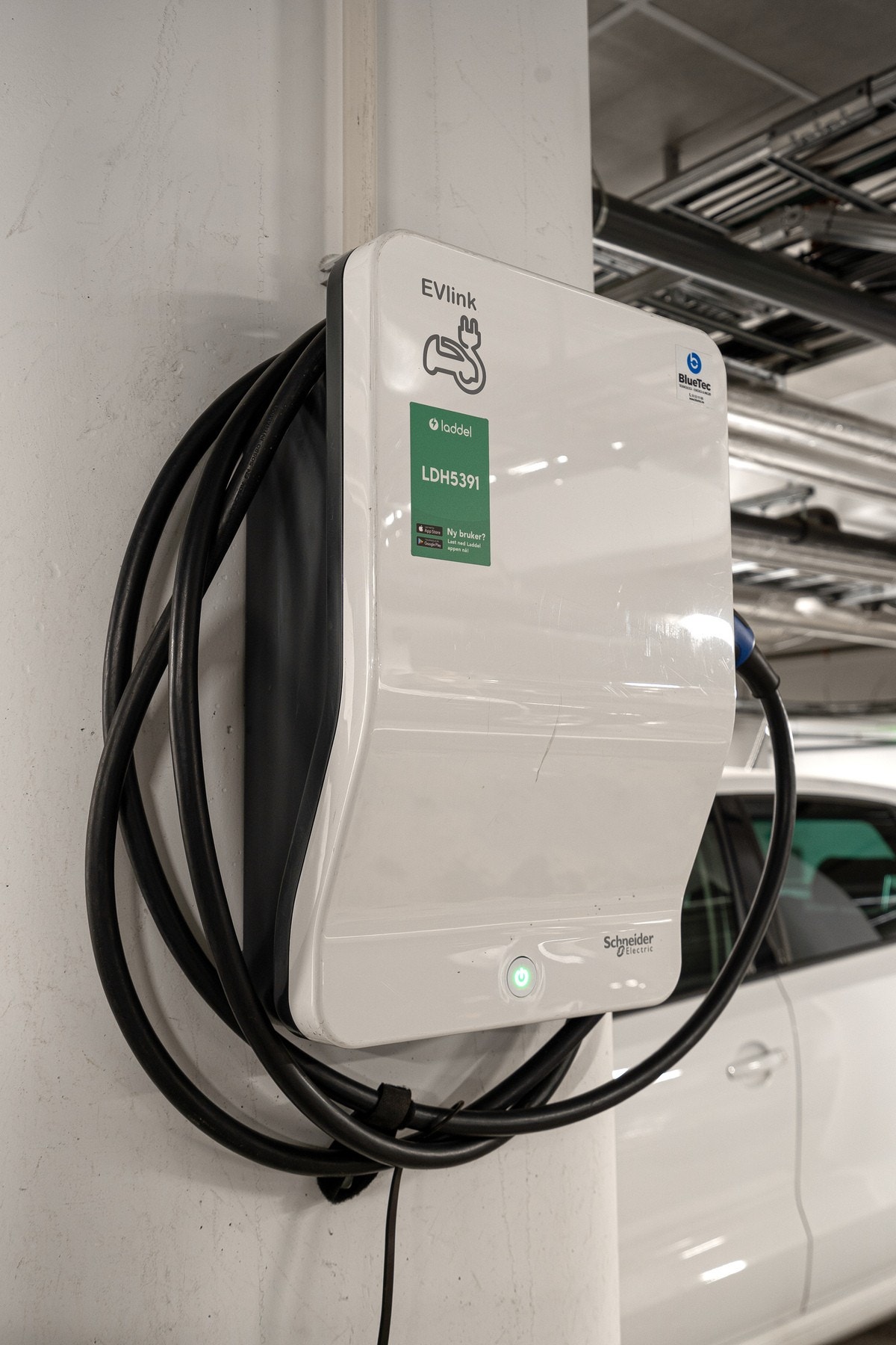 Plassen har installert el-bil lader. Galleribilde