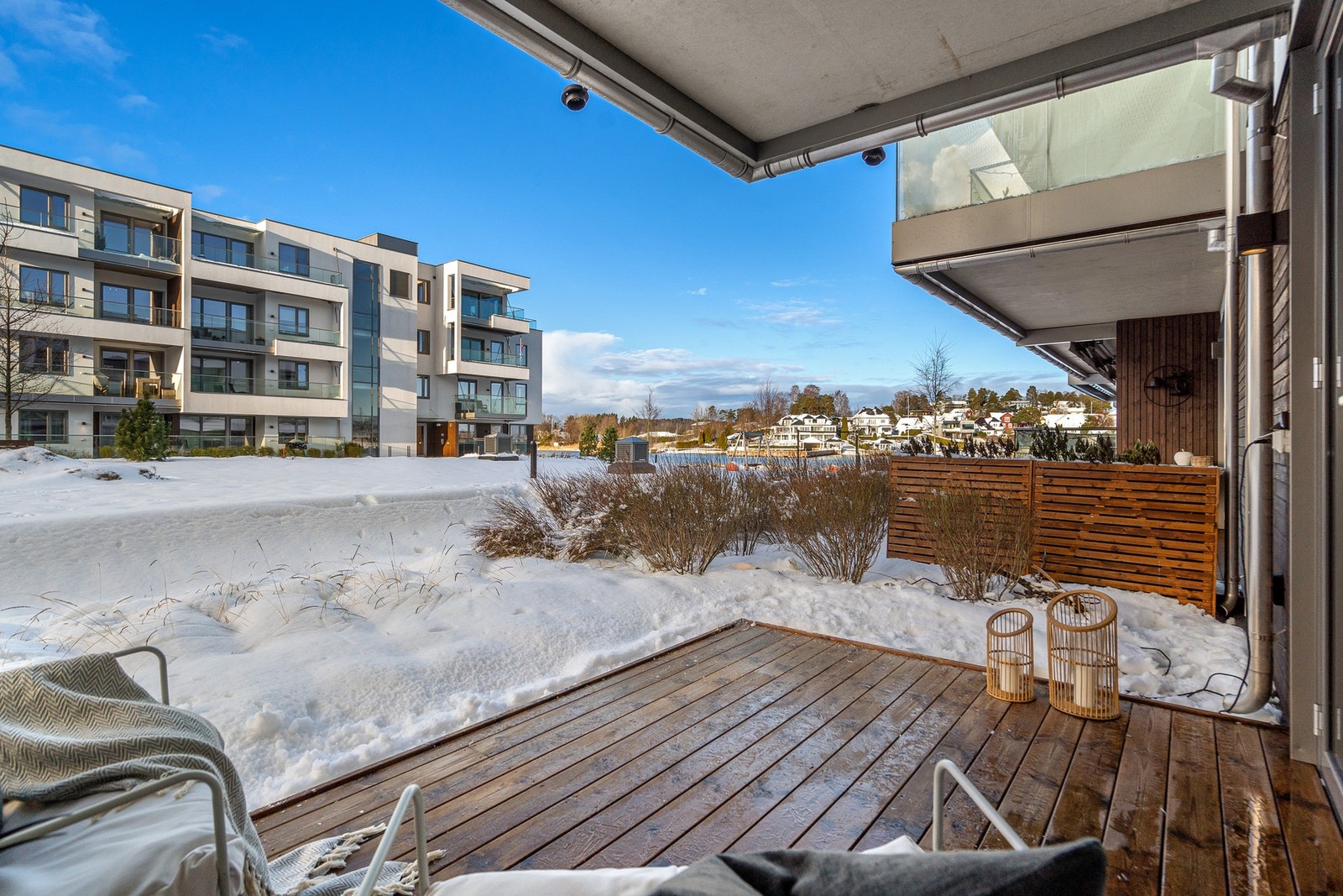 Her kan man nyte solen store deler av ettermiddagen og kvelden. Balkongen oppleves som en fin forlengelse av oppholdsrommet og er et hyggelig sted å tilbringe varme dager og kvelder. Galleribilde