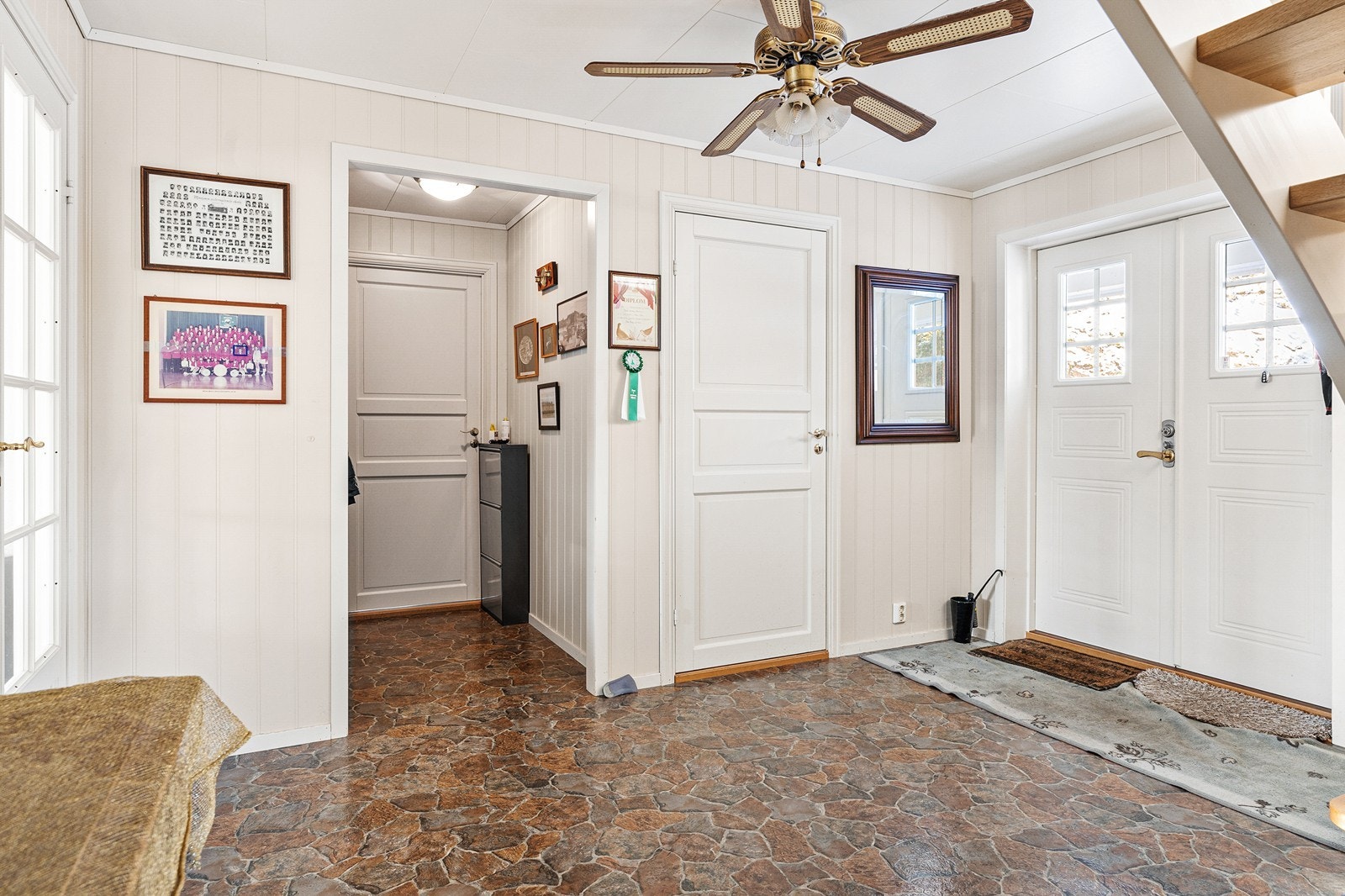 Romslig hall/èntre. Galleribilde