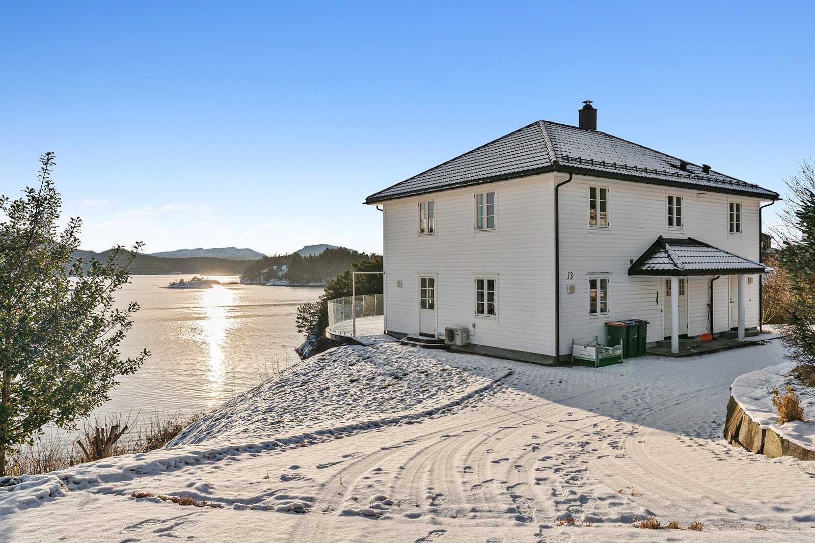 Eiendommen har en pent opparbeidet tomt med asfaltert innkjørsel, brosteinsbelagt tun og stor terrasse. Nydelig utsikt! Galleribilde