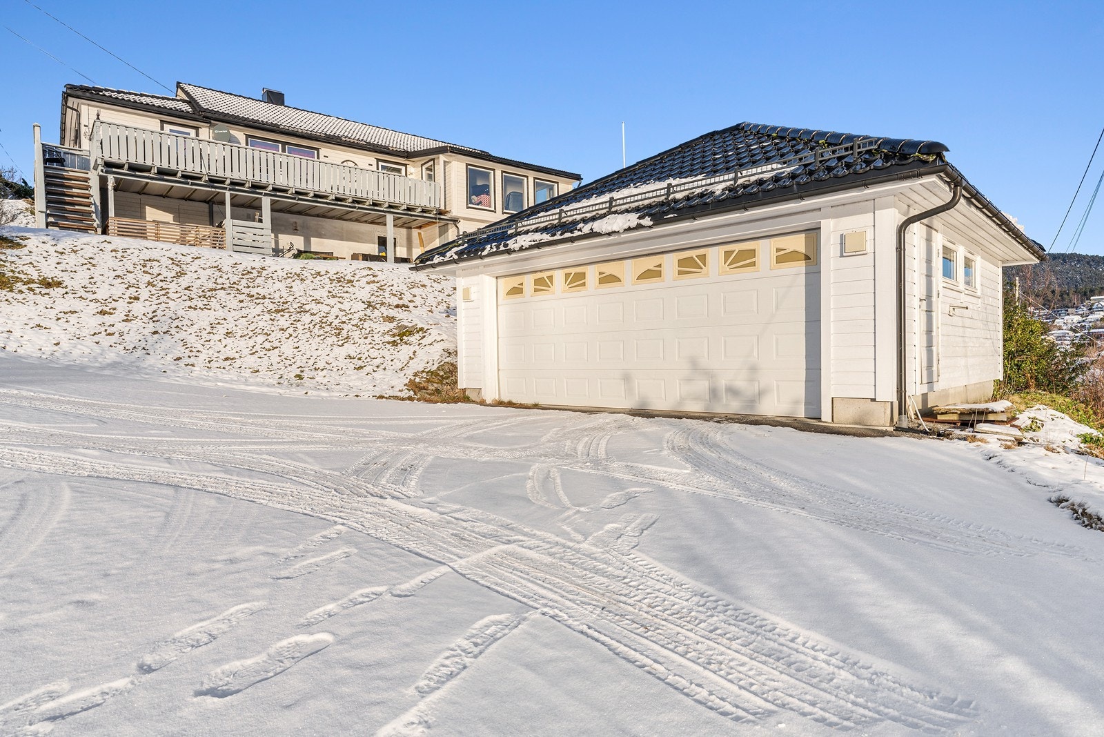 Garasje oppført i 2011 med elektrisk port. Det er montert el-billader i 2024. Galleribilde