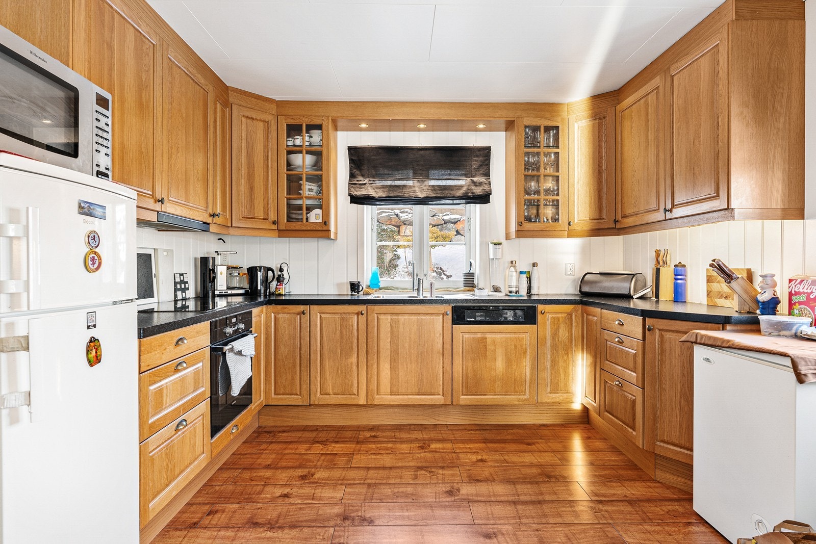 Kjøkkenet ligger i åpen løsning mot spisestue og fremstår som funksjonelt og tidløst med innredning fra kvalitetsleverandøren Marbodal. Galleribilde