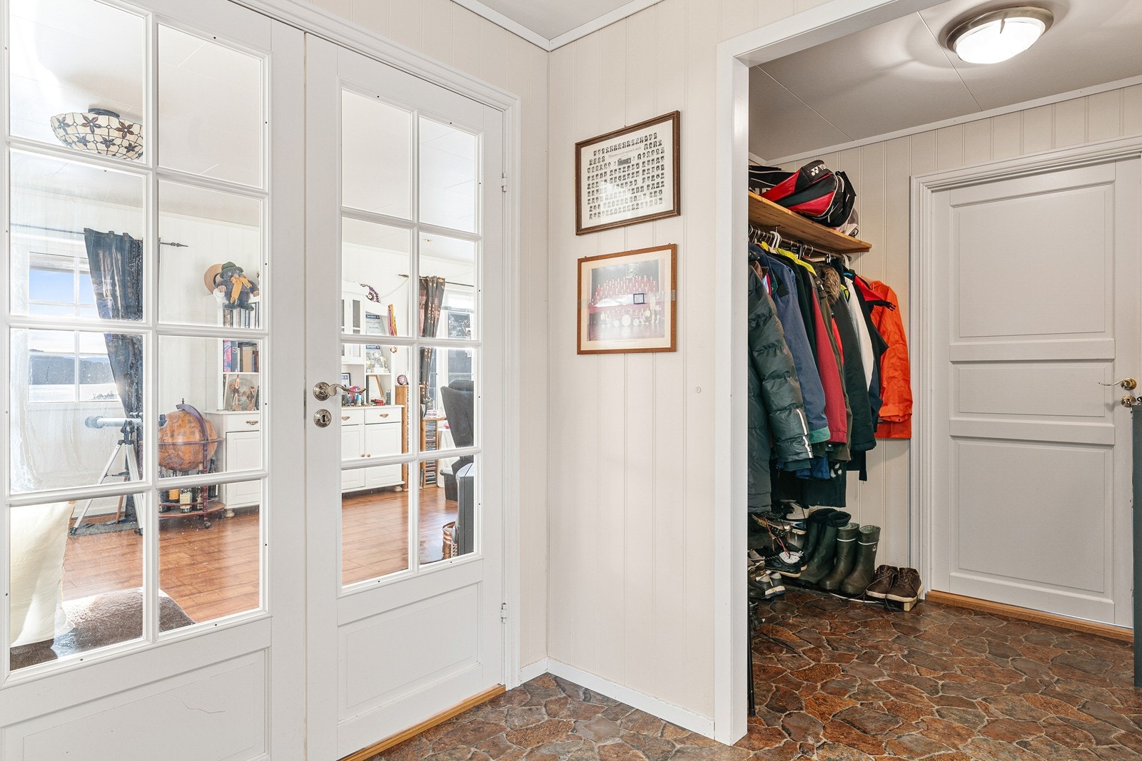 Entreen er praktisk utformet med god plass til oppheng av yttertøy og oppbevaring av sko. Galleribilde
