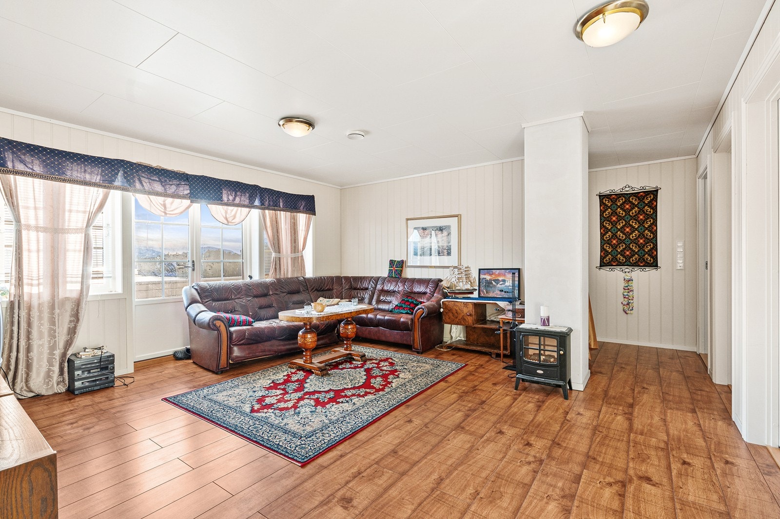 Loftstuen er romslig og funksjonell med plass til ønsket møblement. Galleribilde