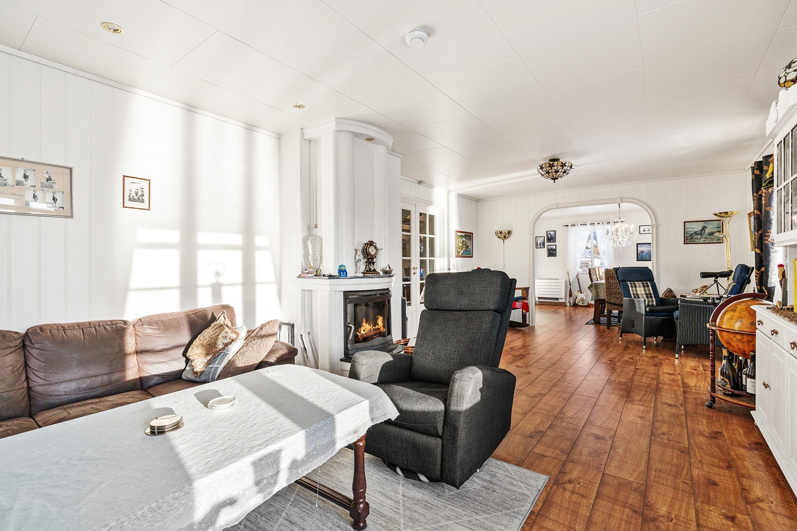 Stuen er stor og fleksibel, og gir rikelig med plass til både sofagruppe, spiseplass og eventuelt flere soner etter behov. Galleribilde