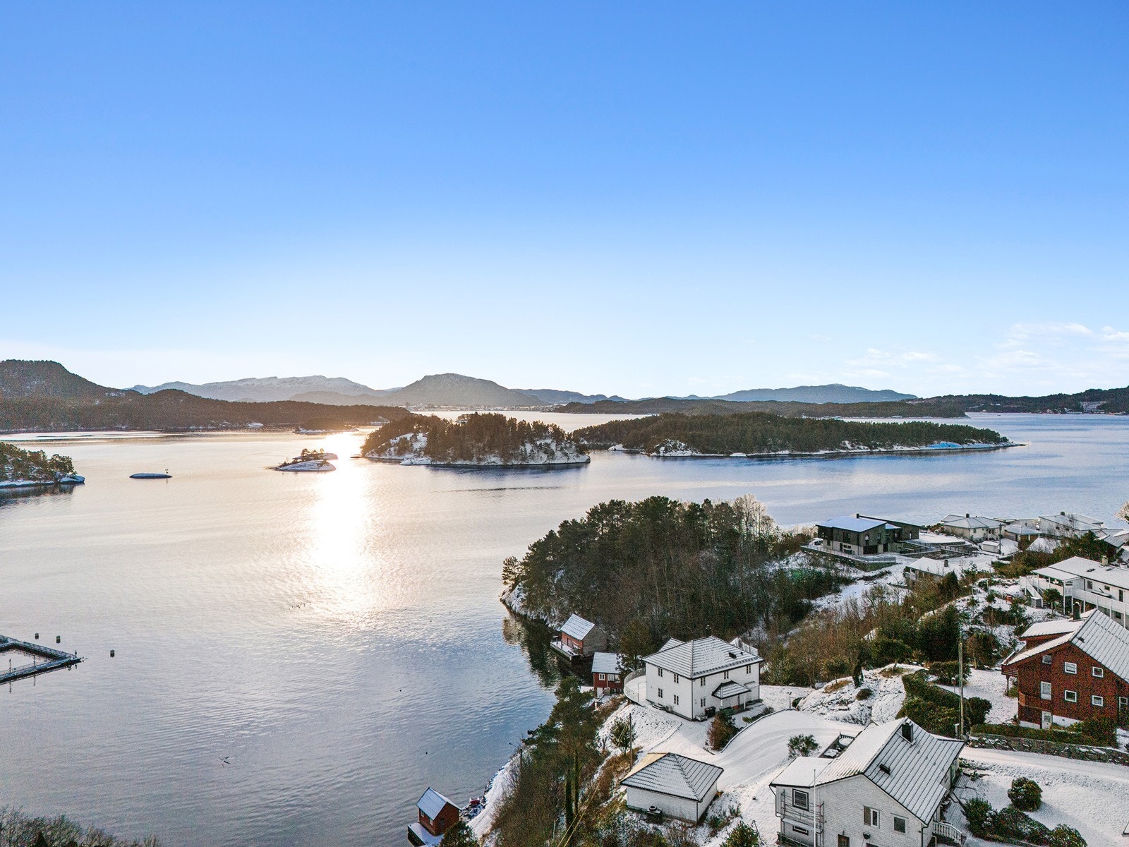 Eiendommen ligger høyt og fritt til i et etablert og barnevennlig boligfelt på Sunde, med flott sørvendt utsikt mot sjø og omkringliggende fjell. Galleribilde