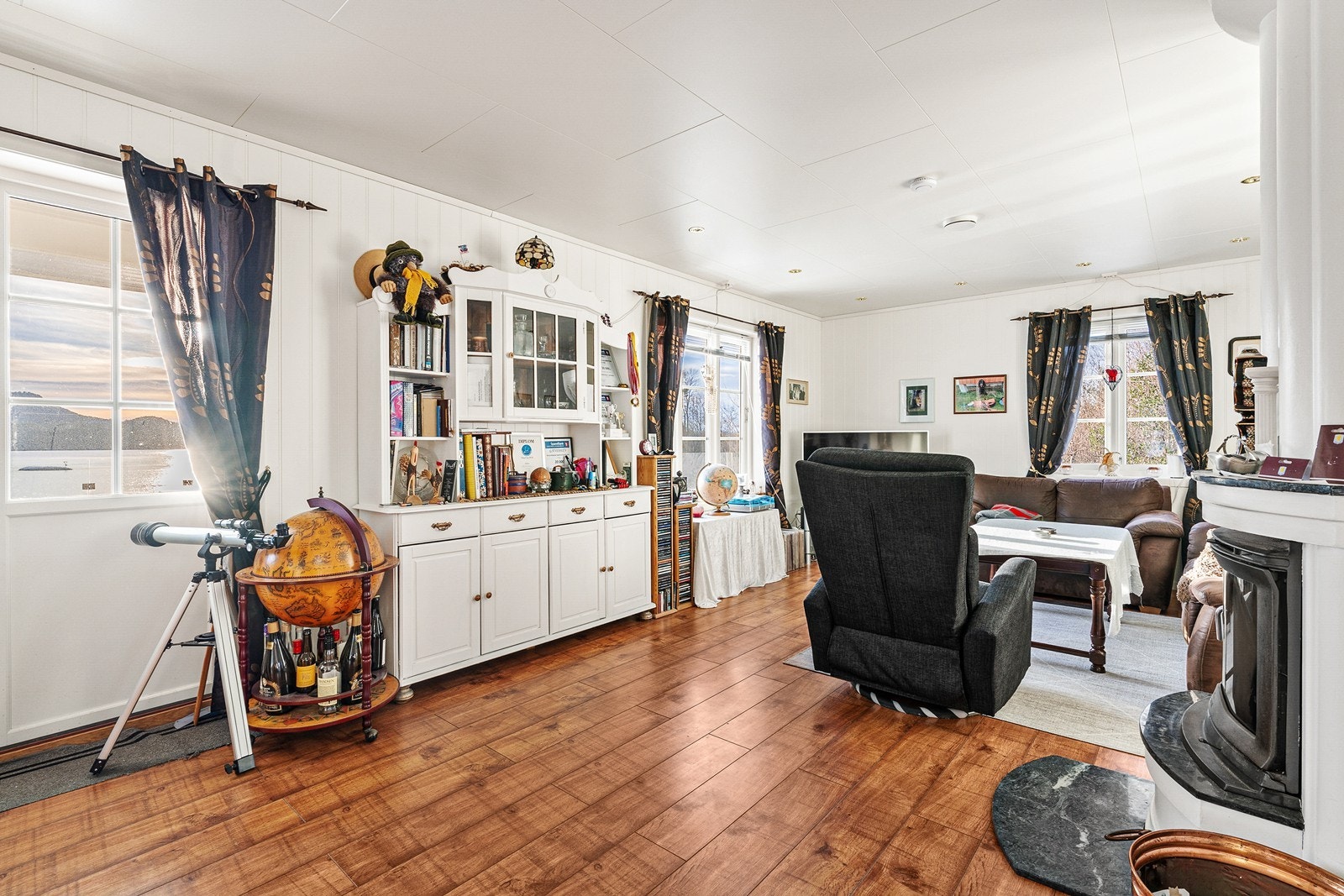 Stuen har moderne peis med glassfront og varmepumpe. Det er gulvvarme i hele 1. etasje. Galleribilde