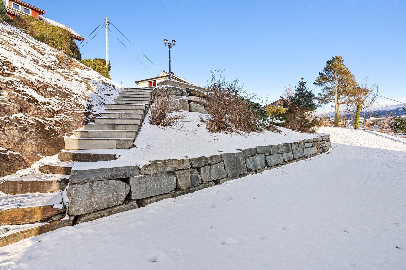 Eiendommen er pent opparbeidet med bl.a. brostein, asfaltert tun, beplantning og steintrapp. Galleribilde