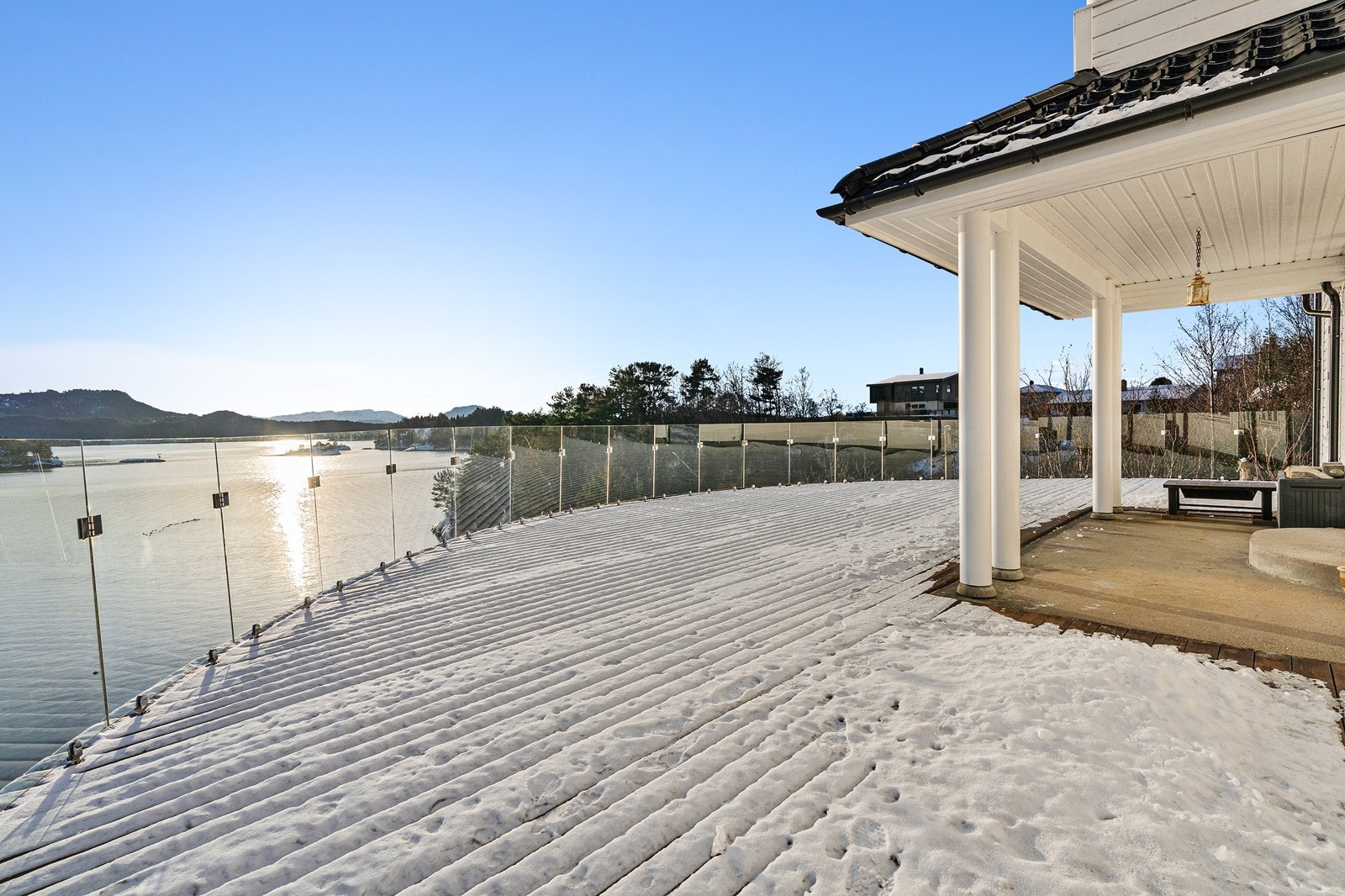 Terrassen er delvis takoverbygd og har glassverk som gjør at man kan nyte den flotte utsikten. Galleribilde