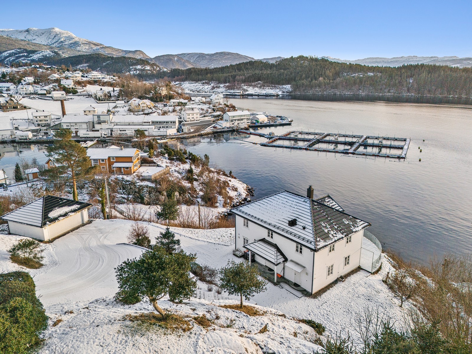 Eiendommen har en attraktiv og solrik beliggenhet, sørvest for Husnes sentrum. Galleribilde