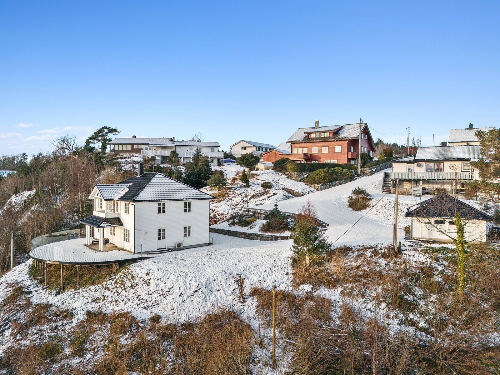 Eiendommen ligger på en meget flott, usjenert utsiktstomt med svært gode solforhold. Tomten måler hele 2 609 m². Galleribilde