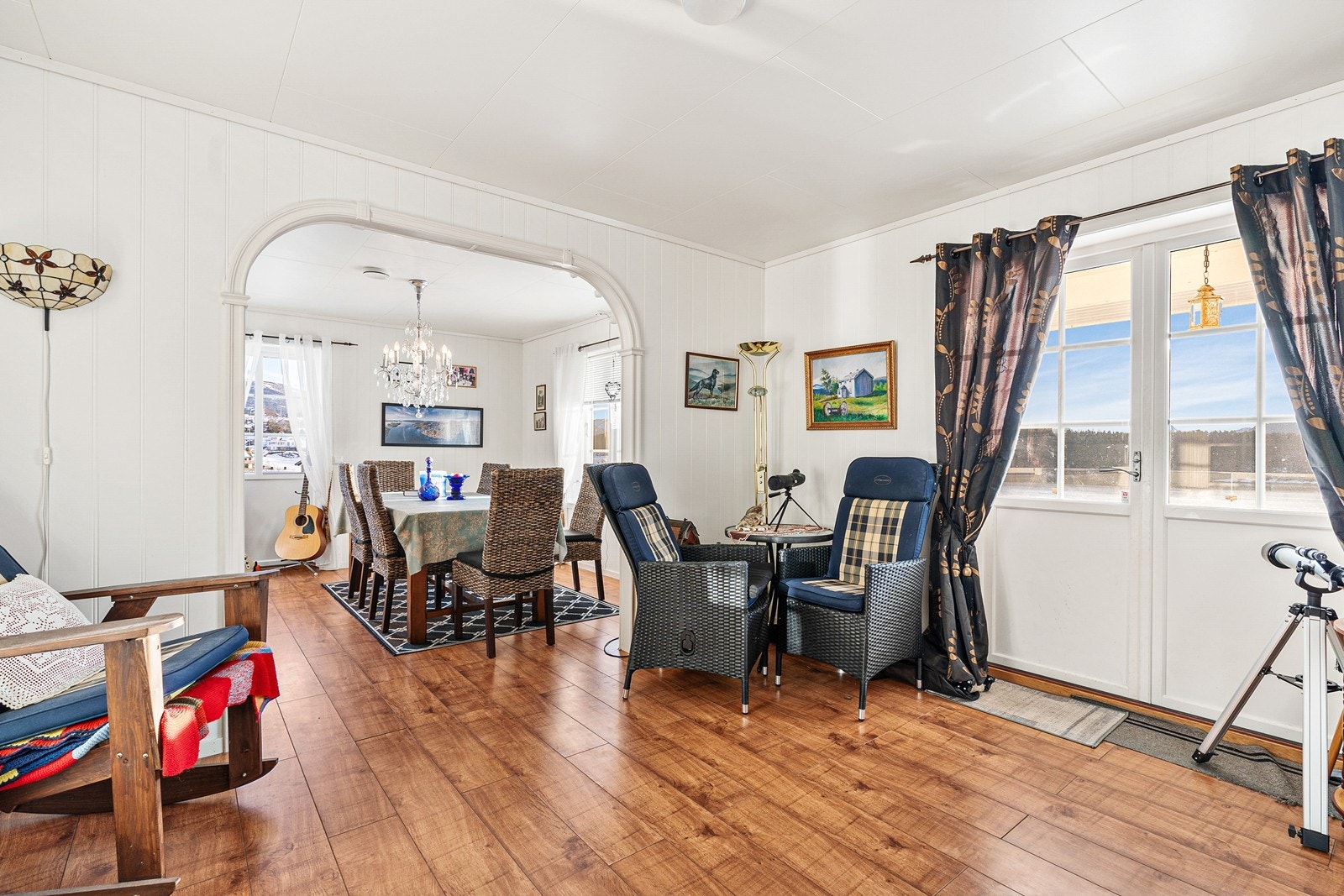 Fra stuen er det utgang til romslig terrasse med nydelig utsikt på hele 88 m². Galleribilde