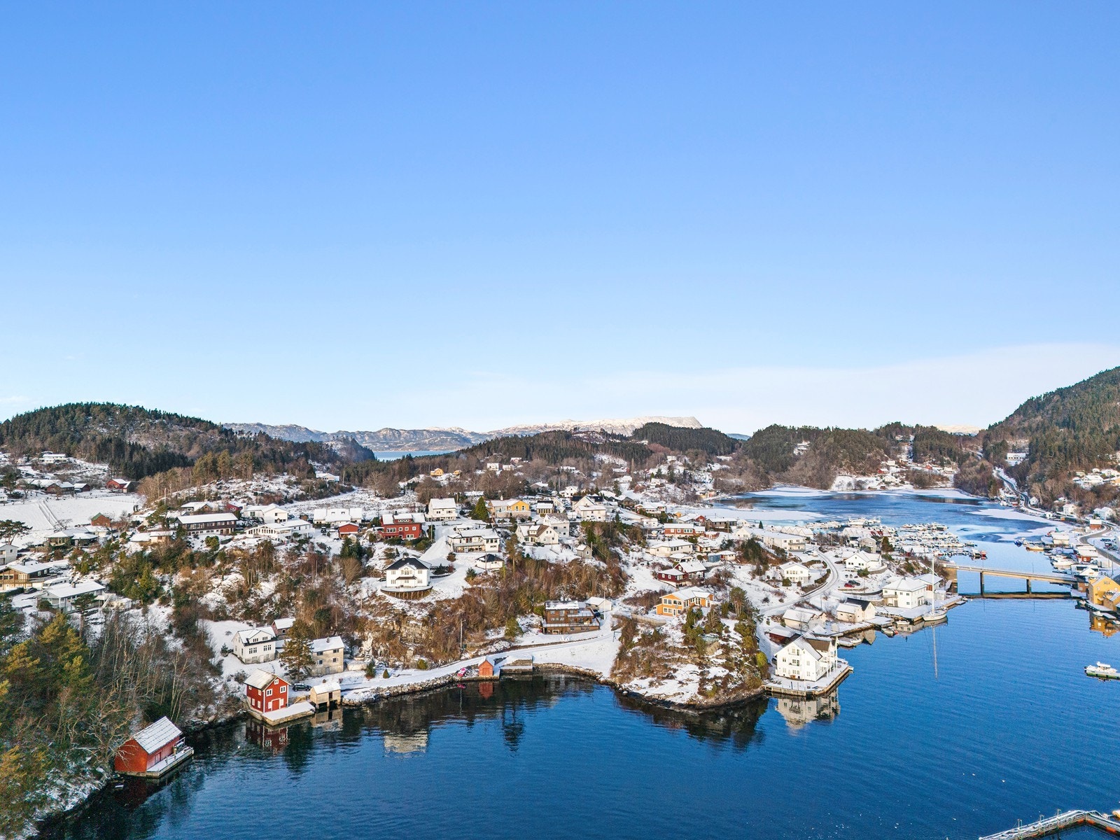 Det er kort gangavstand til skole, barnehage, sjø og kollektivtransport. Husnes sentrum, som tilbyr et bredt spekter av servicetilbud, ligger kun ca. 4-5 km unna. På Sunde finnes hurtigbåtterminal med gode forbindelser til blant annet Bergen/Flesland via Galleribilde