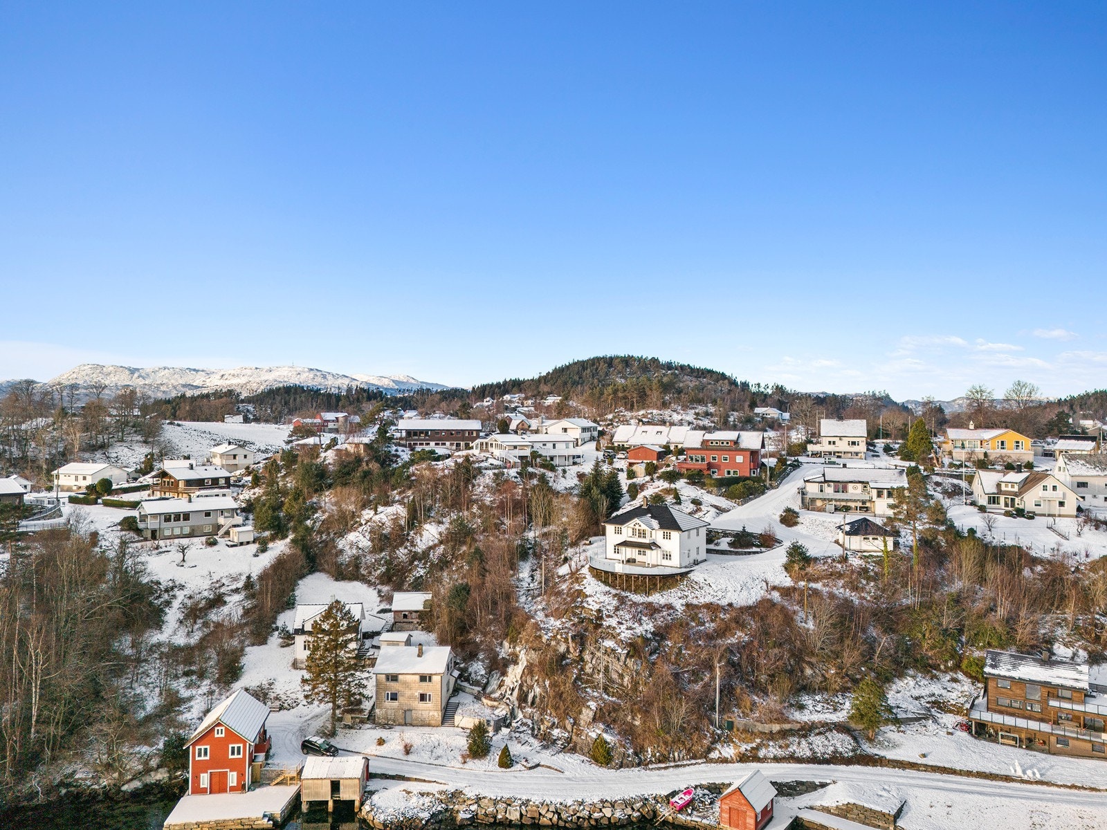 Eiendommen har også nærhet til attraktive friluftsområder med turterreng, skog, badeplasser, båthavn og idrettsanlegg, noe som gjør beliggenheten velegnet for både barnefamilier og friluftsinteresserte. Galleribilde