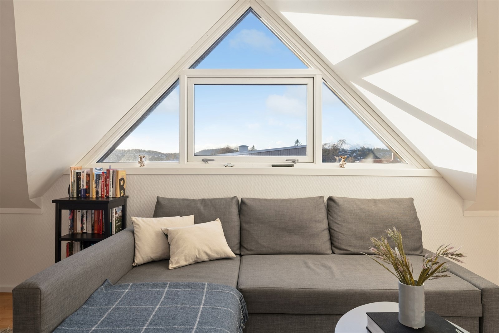 Lys og trivelig loftsstue Galleribilde