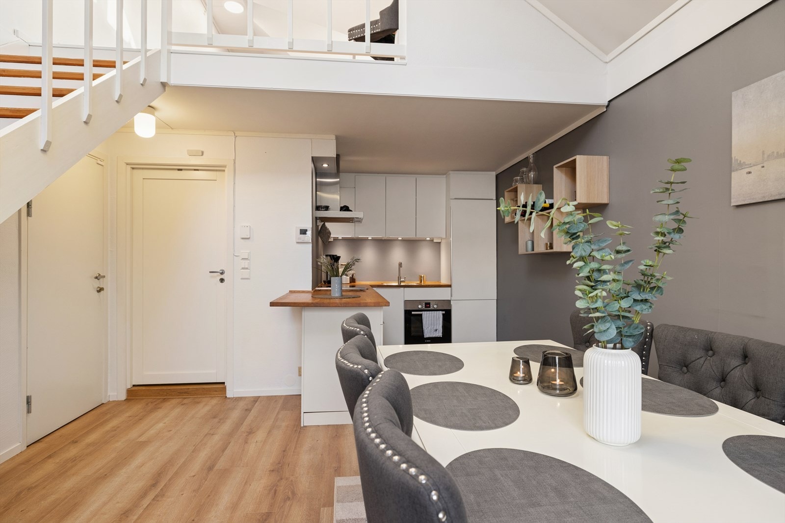 Stuen er romslig med store vindusflater som slipper inn rikelig med dagslys. Galleribilde