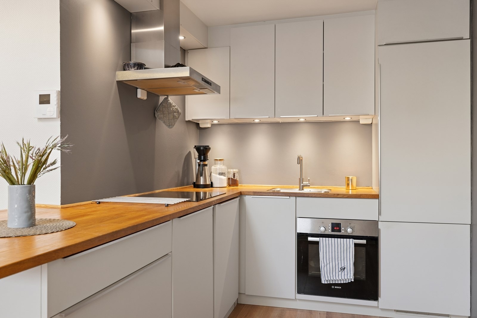 Kjøkken med god skap og benkplass Galleribilde