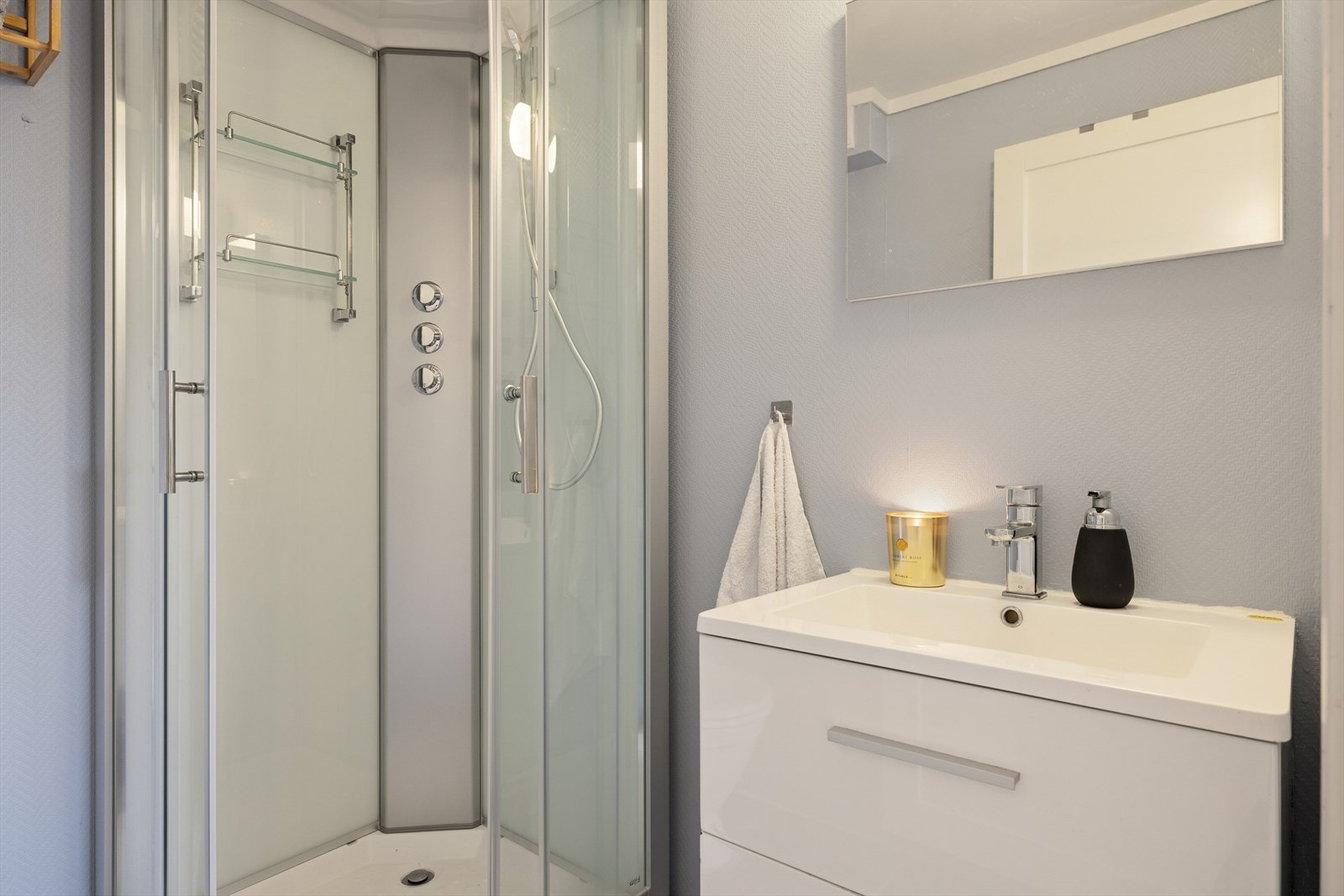 Det er varmekabler på gulvet på badet. Galleribilde