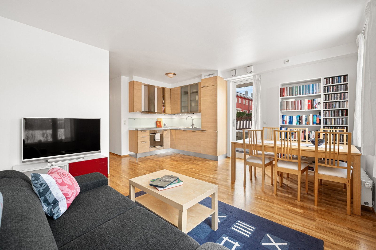 Stue- og kjøkkensonen oppleves som åpen og sosial, med god plass til både spisebord og sofagruppe. Galleribilde