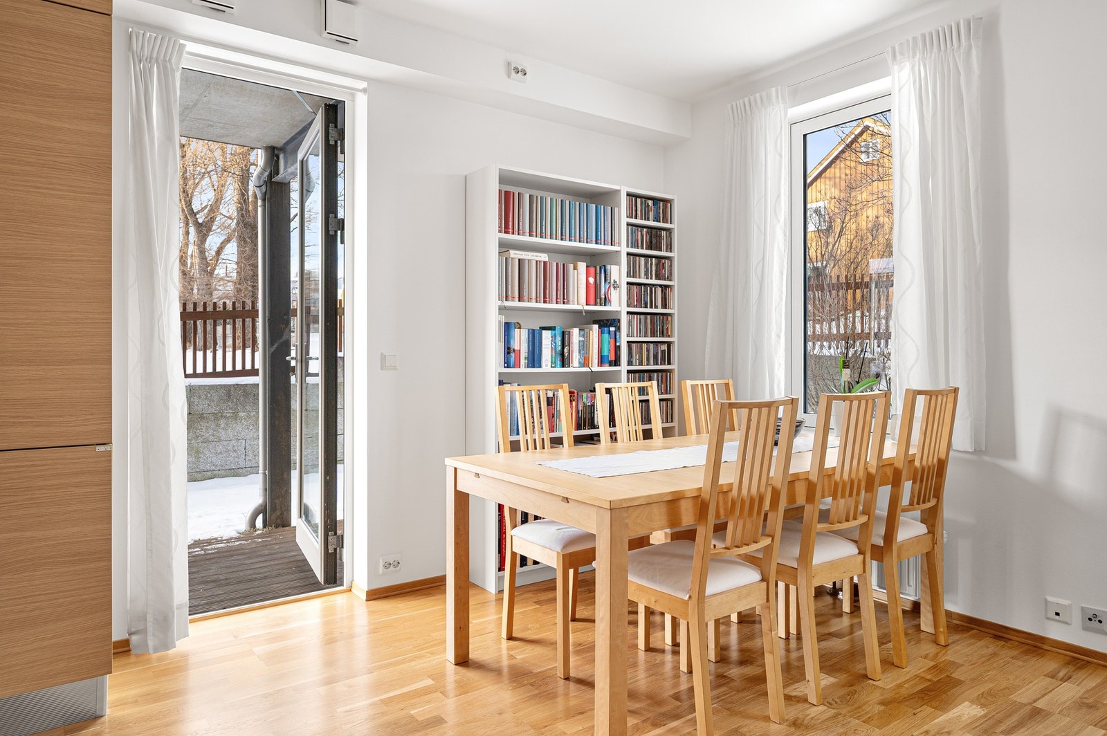 Leiligheten oppvarmes av fjernvarme i alle rom utenom badet, noe som bidrar til forutsigbare og økonomiske utgifter i kjølige sesonger. Galleribilde