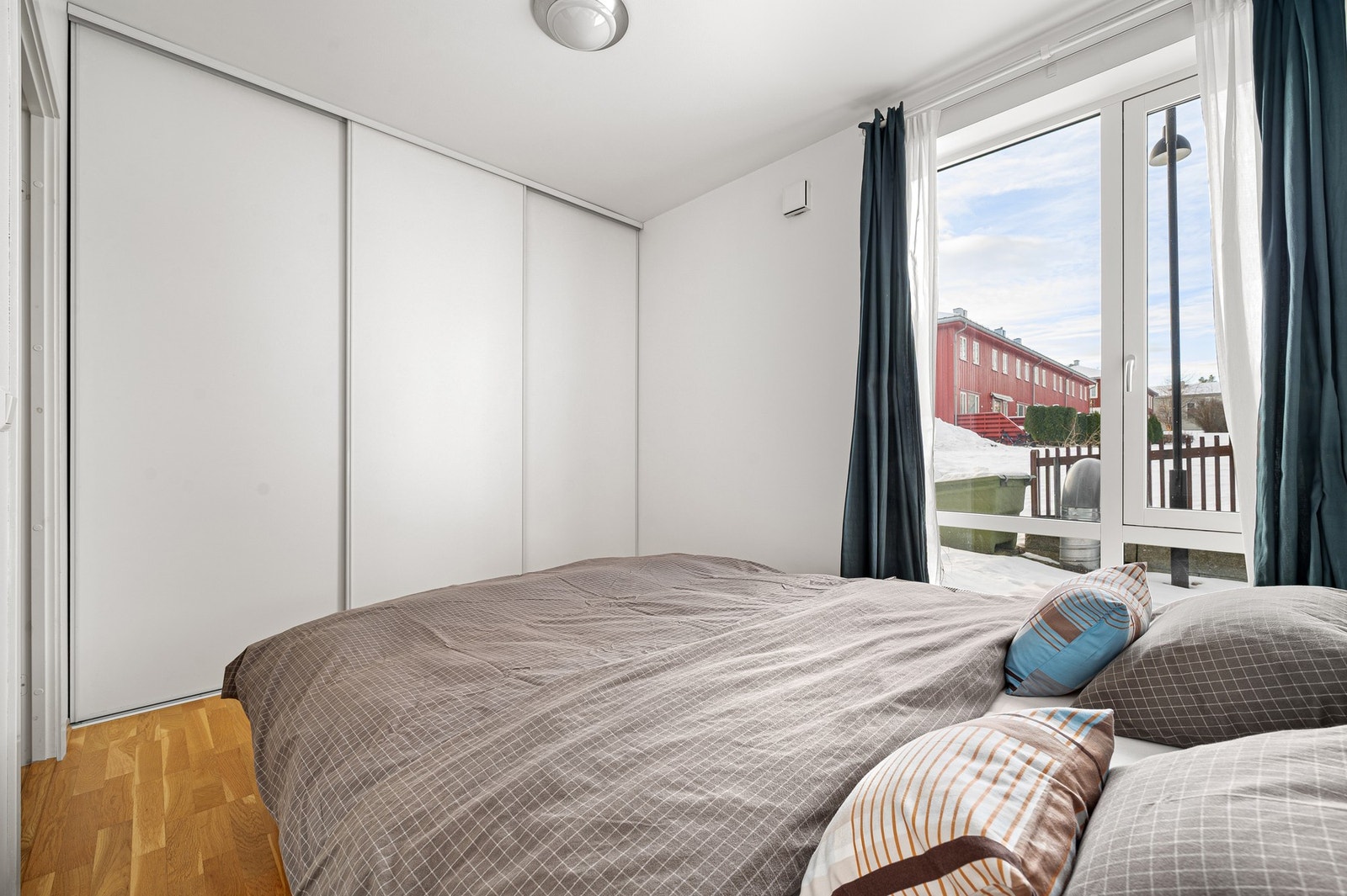 Soverommet er innredet med en romslig skyvedørsgarderobe. Galleribilde