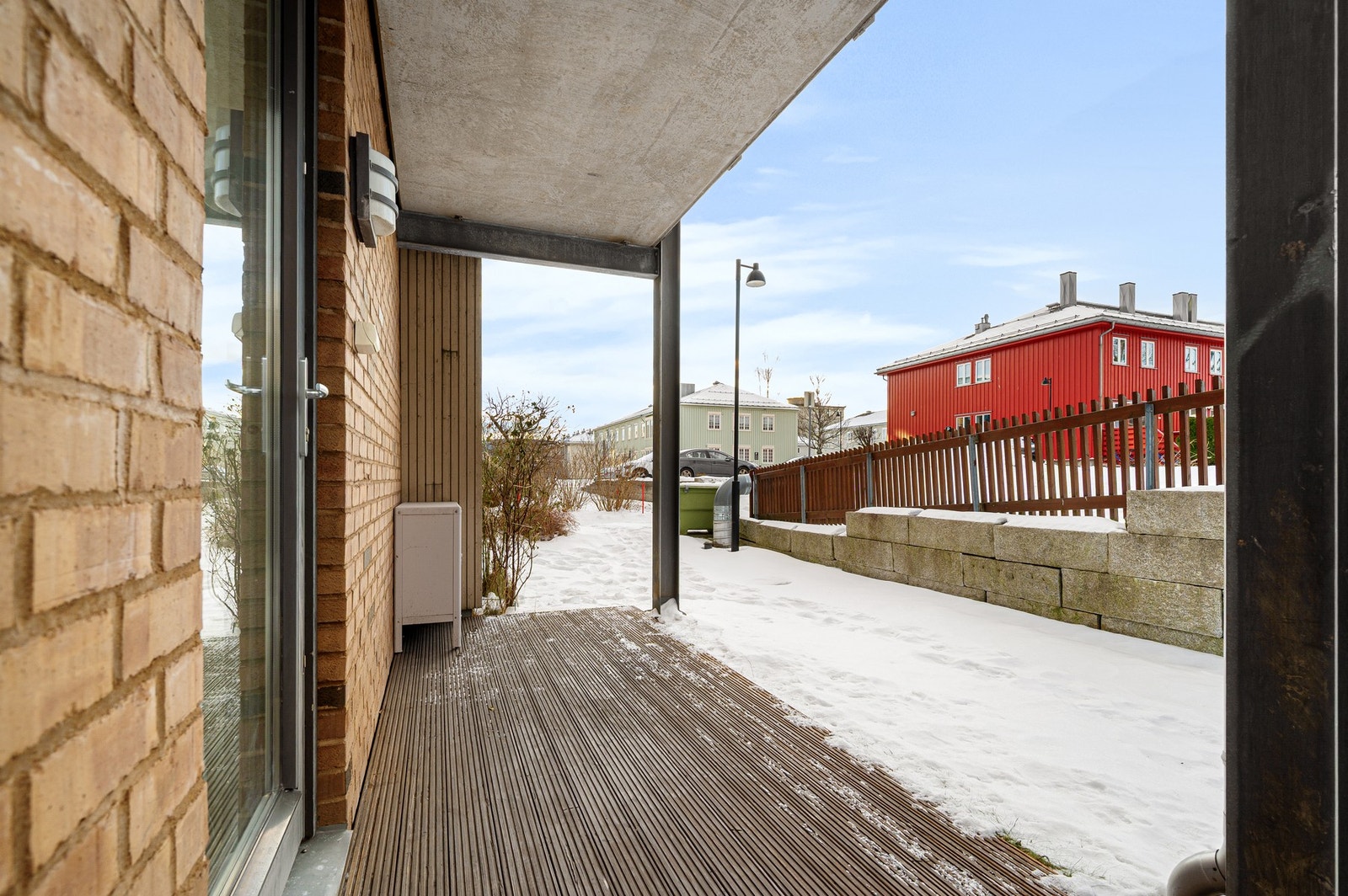 Med takoverbygg og utendørs stikkontakt kan terrassen brukes flere dager i året. Galleribilde