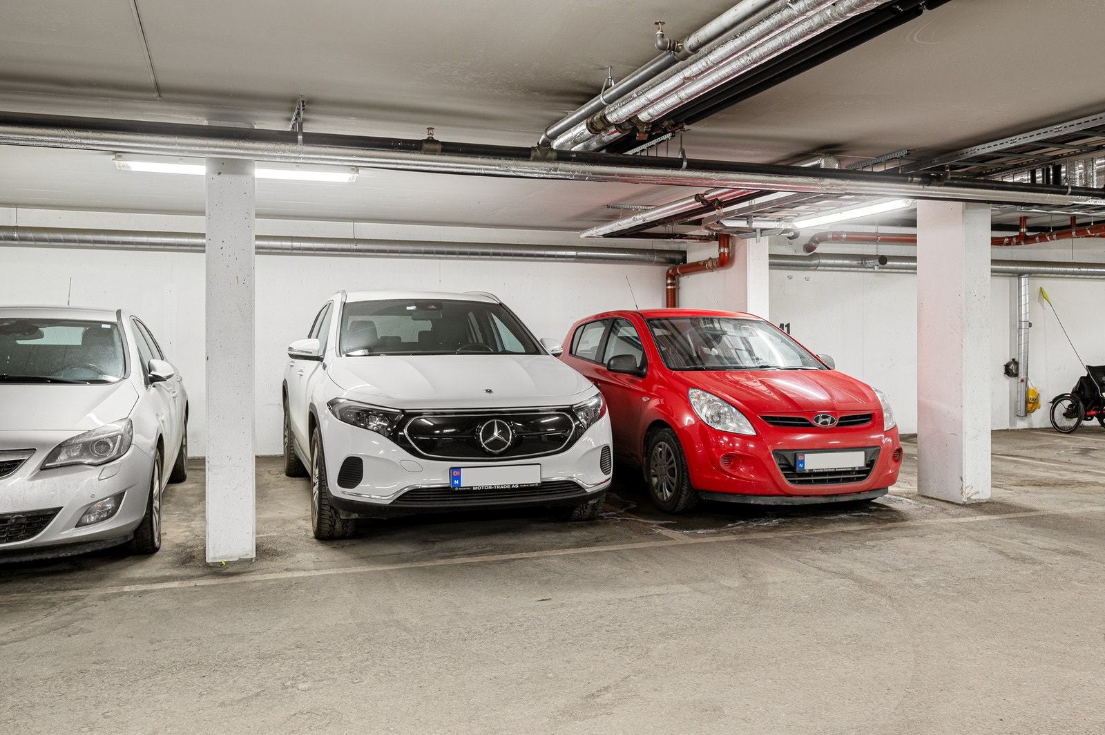 Boligen disponerer én fast parkeringsplass i oppvarmet garasje. Mulighet for el-billader. Galleribilde