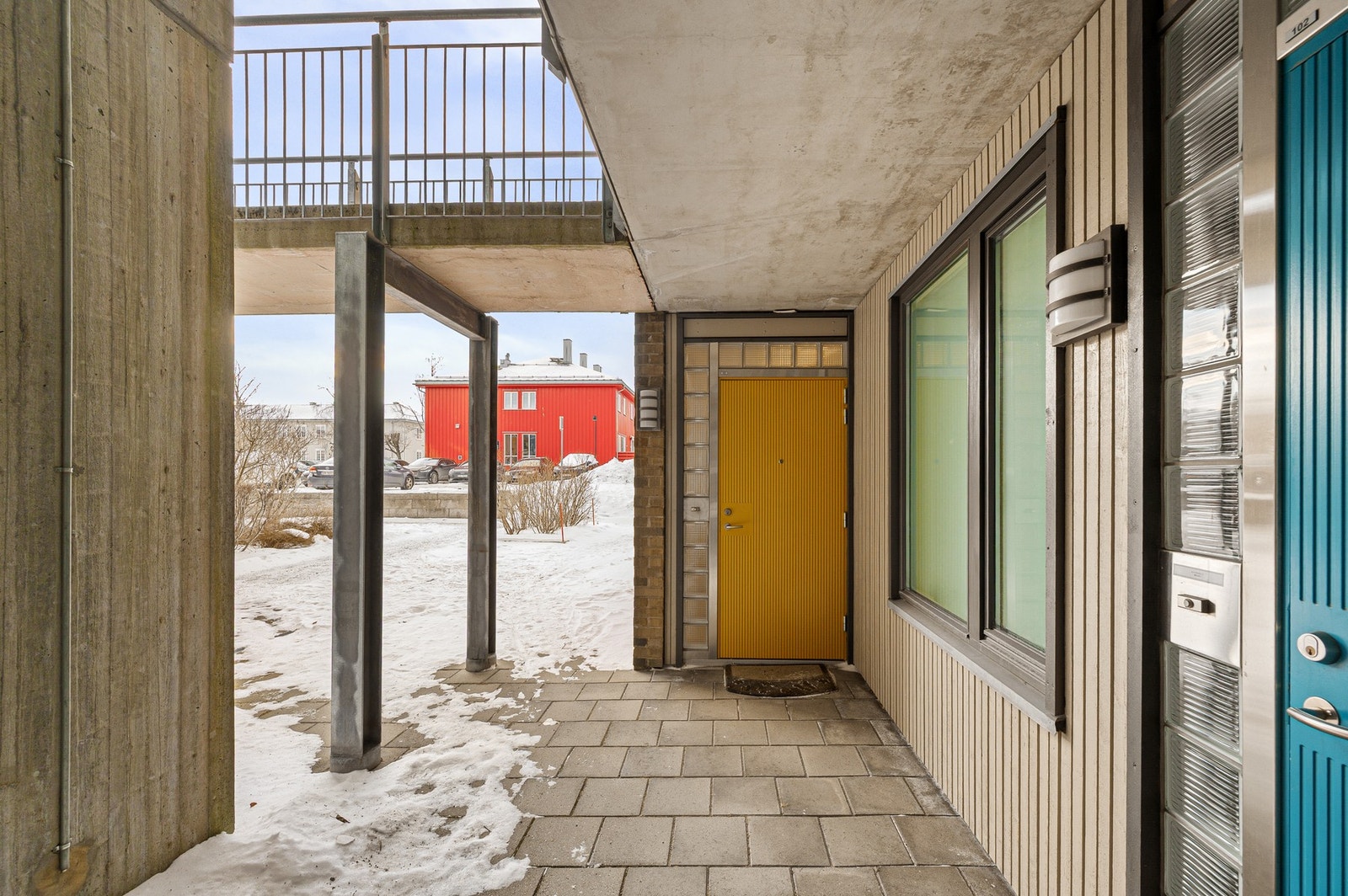 Inngangsparti med direkte adkomst inn til leiligheten. Galleribilde