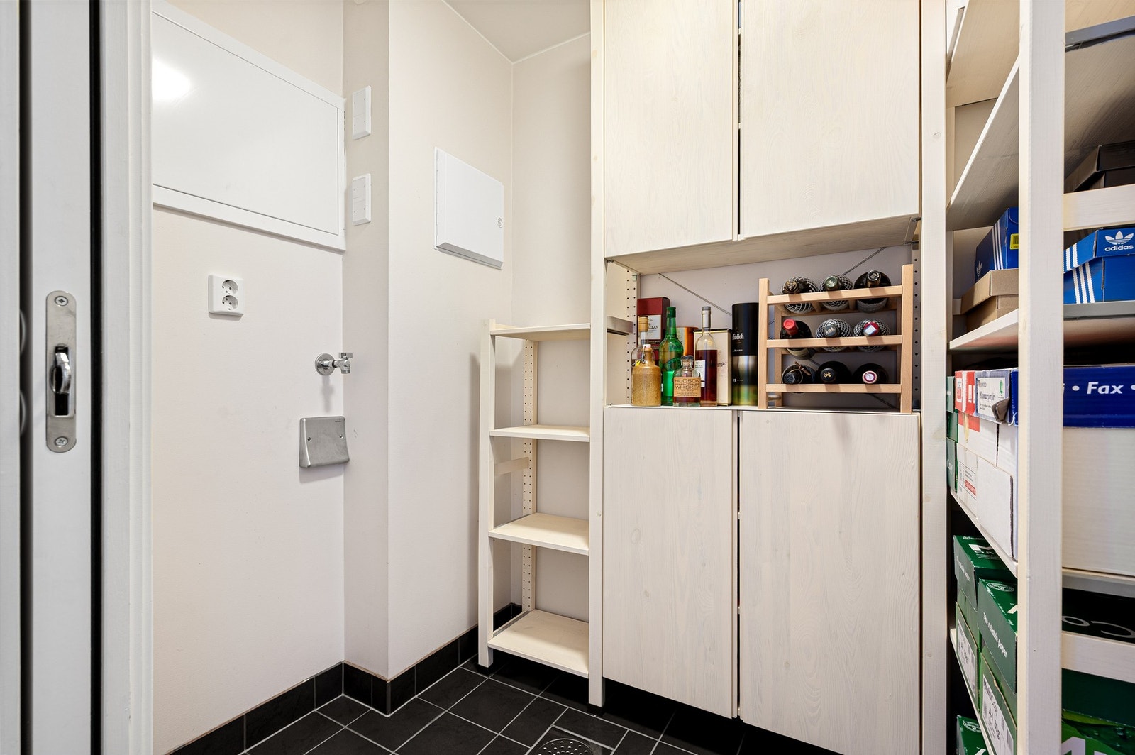 Praktisk innvendig bod på 2,8 m², i tillegg til en egen kjellerbod på 5 m². Galleribilde