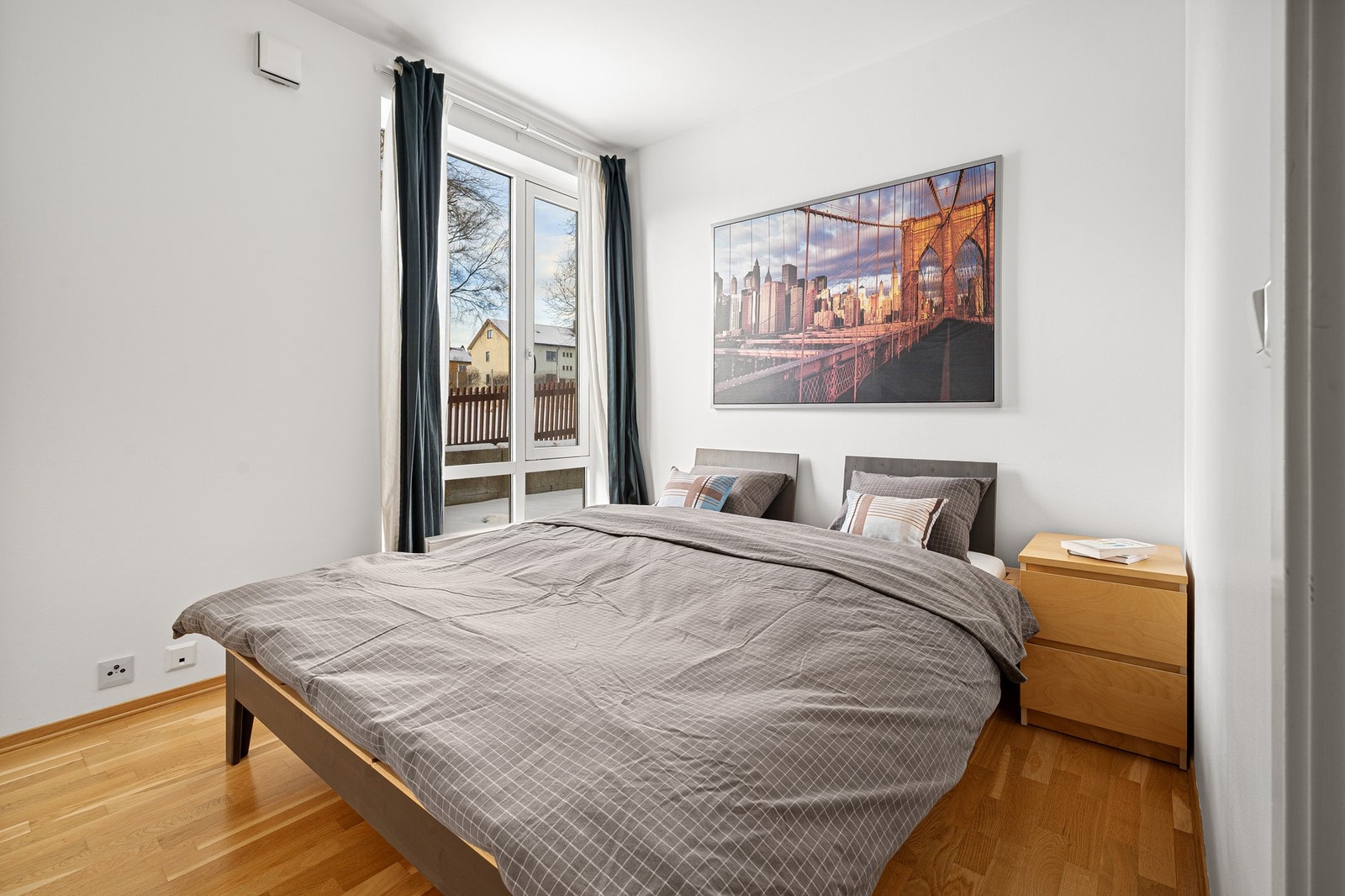 To gode soverom, der hovedsoverommet på 10,6 m² fremstår romslig med plass til dobbeltseng og nattbord. Galleribilde