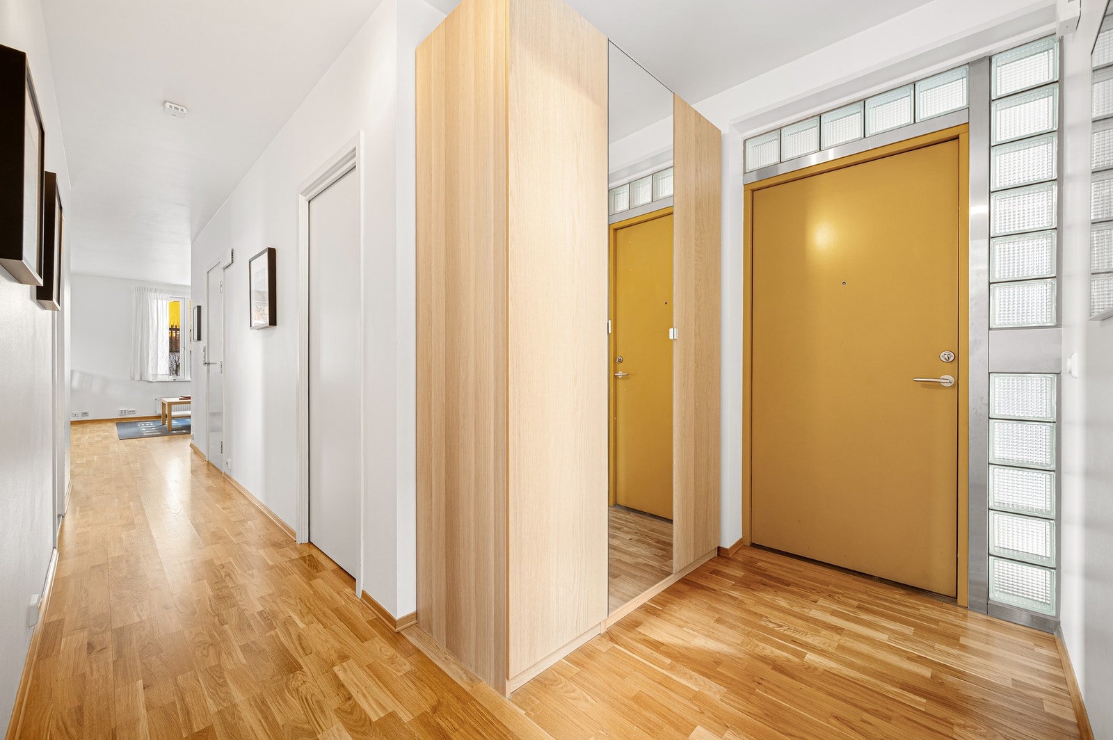 Entré med god plass til både garderobeløsning og skoplassering. Galleribilde