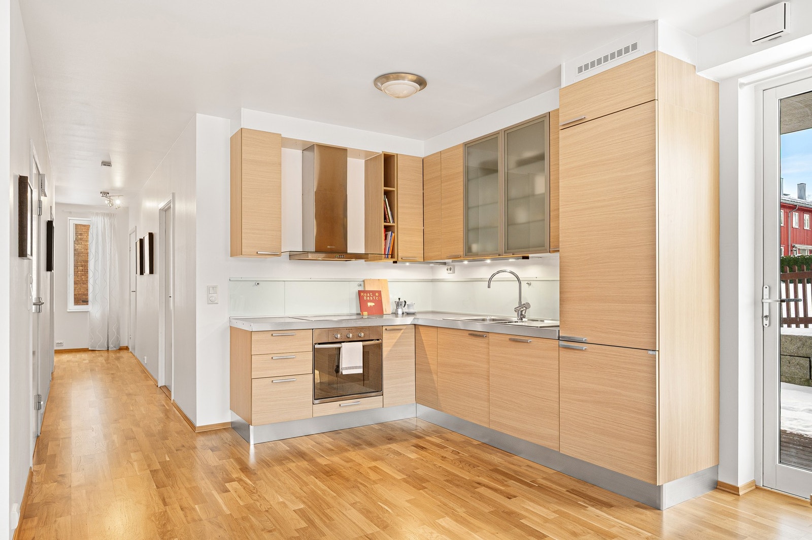 Tidløs kjøkkenløsning med rikelig lagringsplass og god benkeplass. Galleribilde