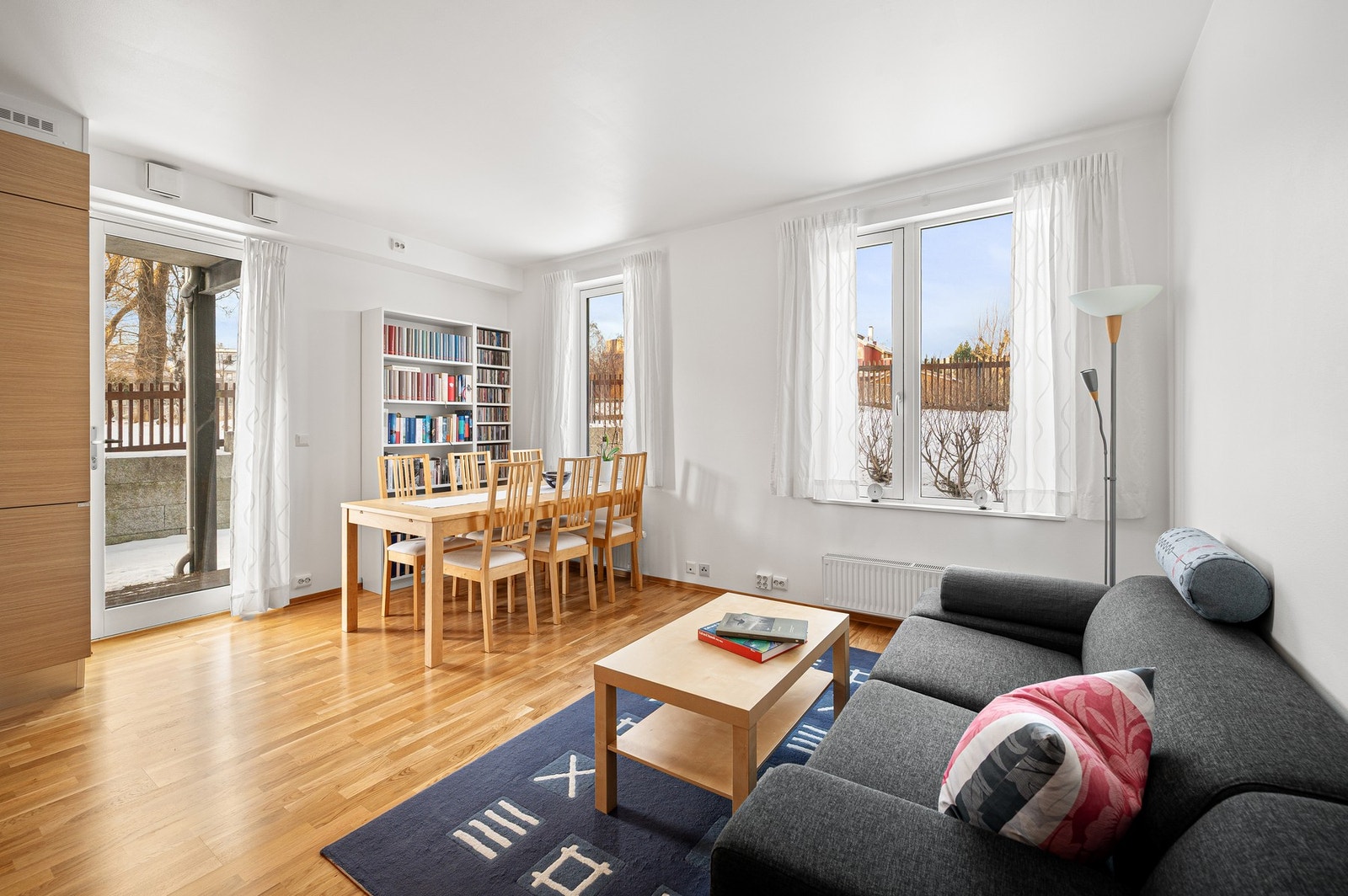 Romslig og lys 3-roms hjørneleilighet på 60 m² i byggets 1. etasje. Galleribilde