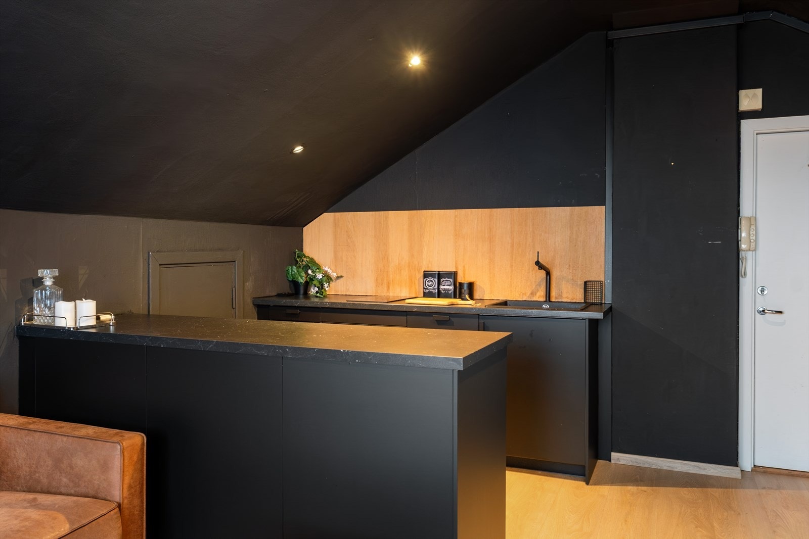 Selger har oppgradert kjøkkenet i sin botid. Kjøkkenet har et moderne uttrykk og god arbeidsplass. Galleribilde