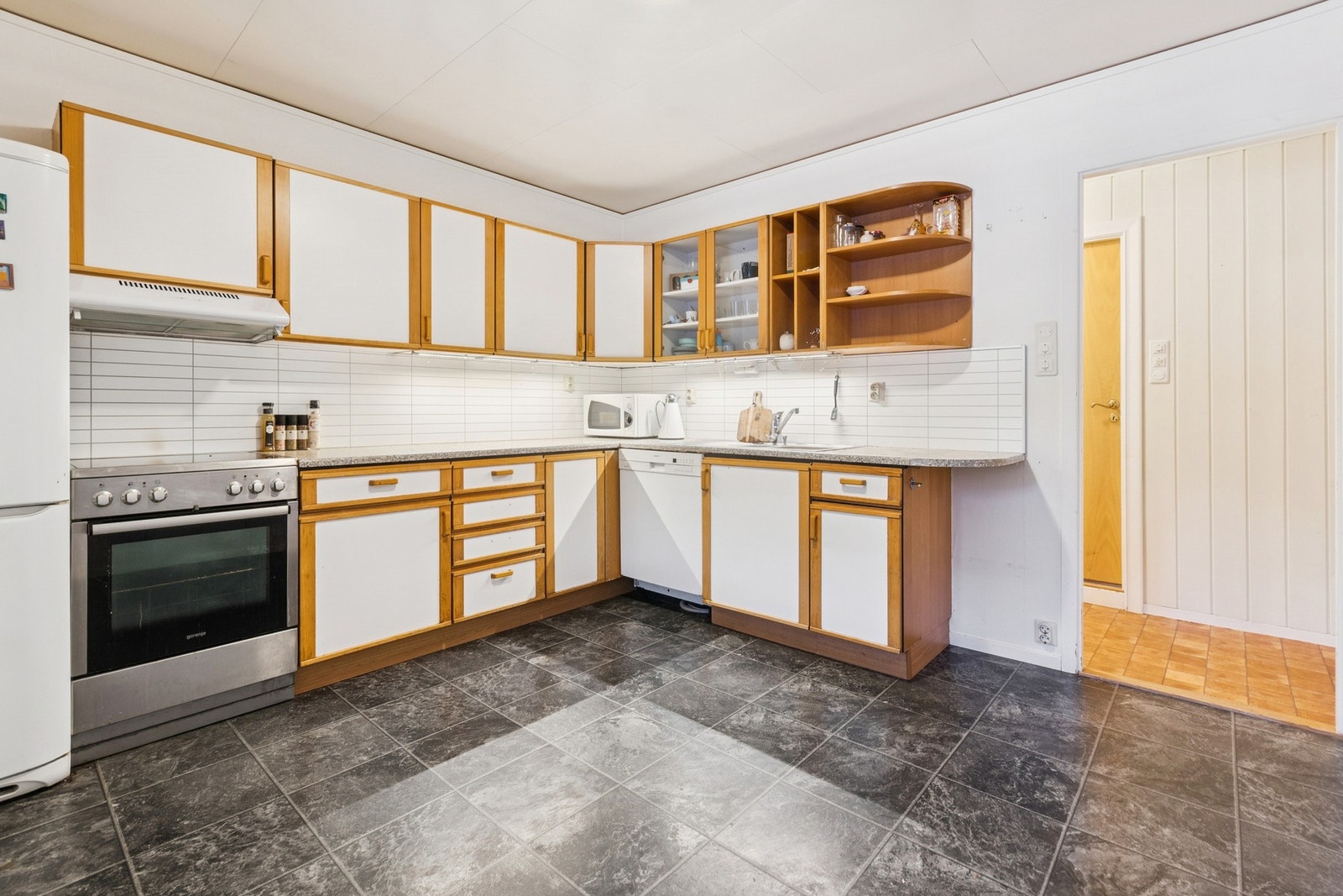 Kitchenboard over benk, dobbel stålvask og opplegg for oppvaskmaskin. Galleribilde