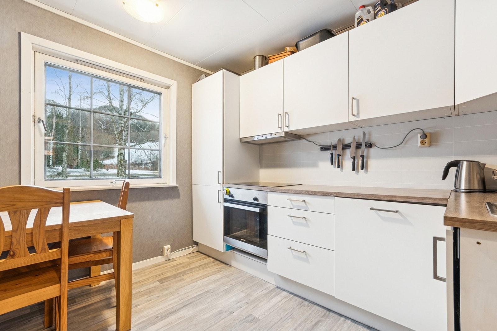 Kjøkken med glatte fronter og god skap- og benkeplass Galleribilde