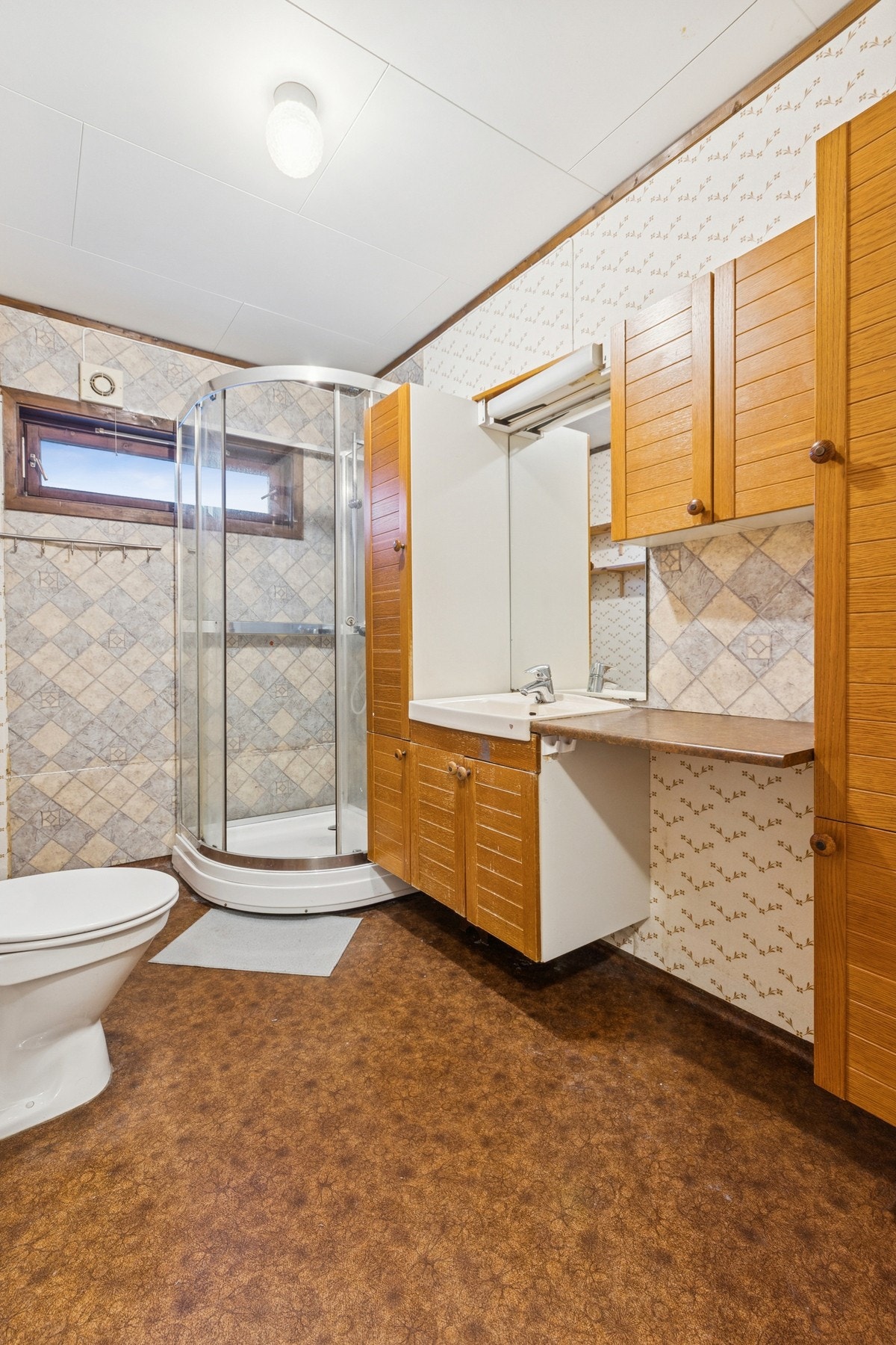 Badet har innredning med nedfelt servant, toalett og dusjkabinett. Galleribilde