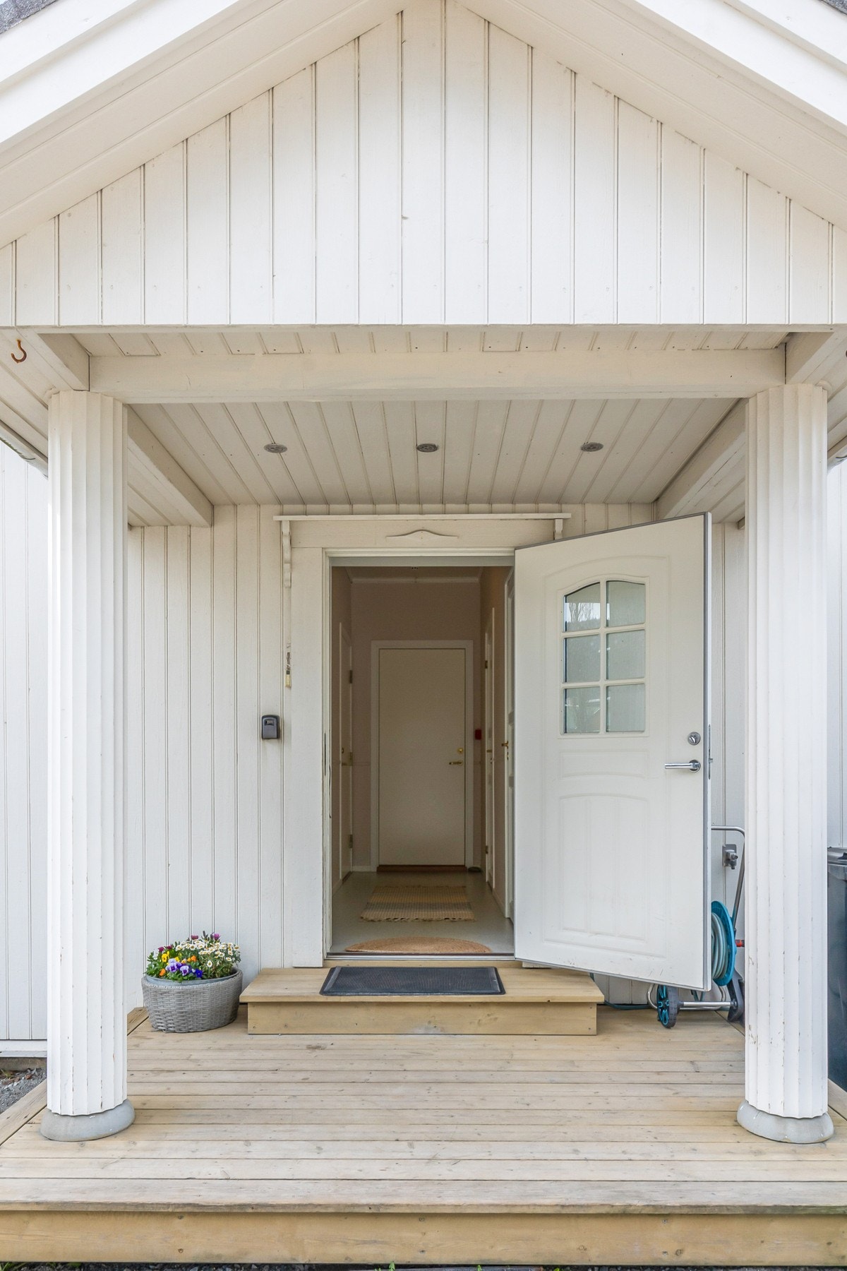 Innbydende og hyggelig inngangsparti Galleribilde