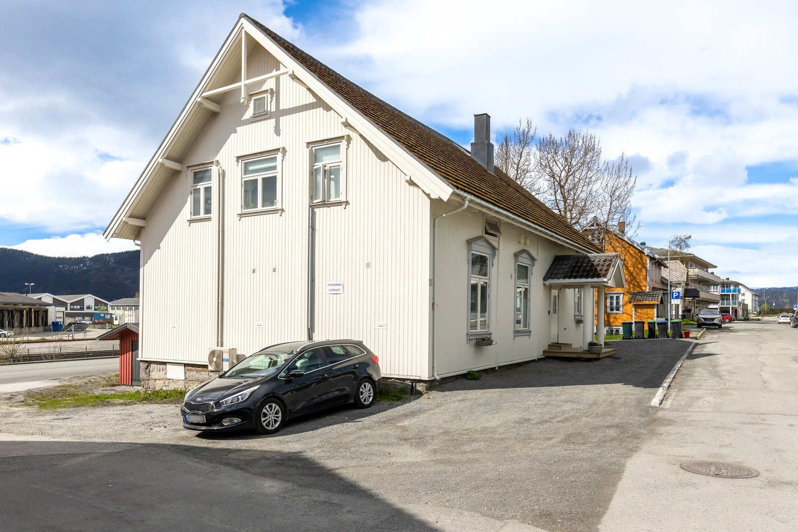 Boligen har parkeringsplass på enden av bygget Galleribilde