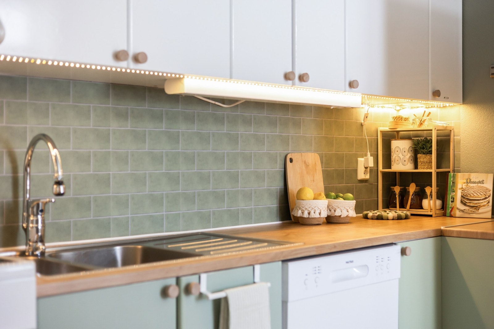 Selger har gitt boligen mange smarte løsninger som gir rom for mere oppbevaring i skapene Galleribilde