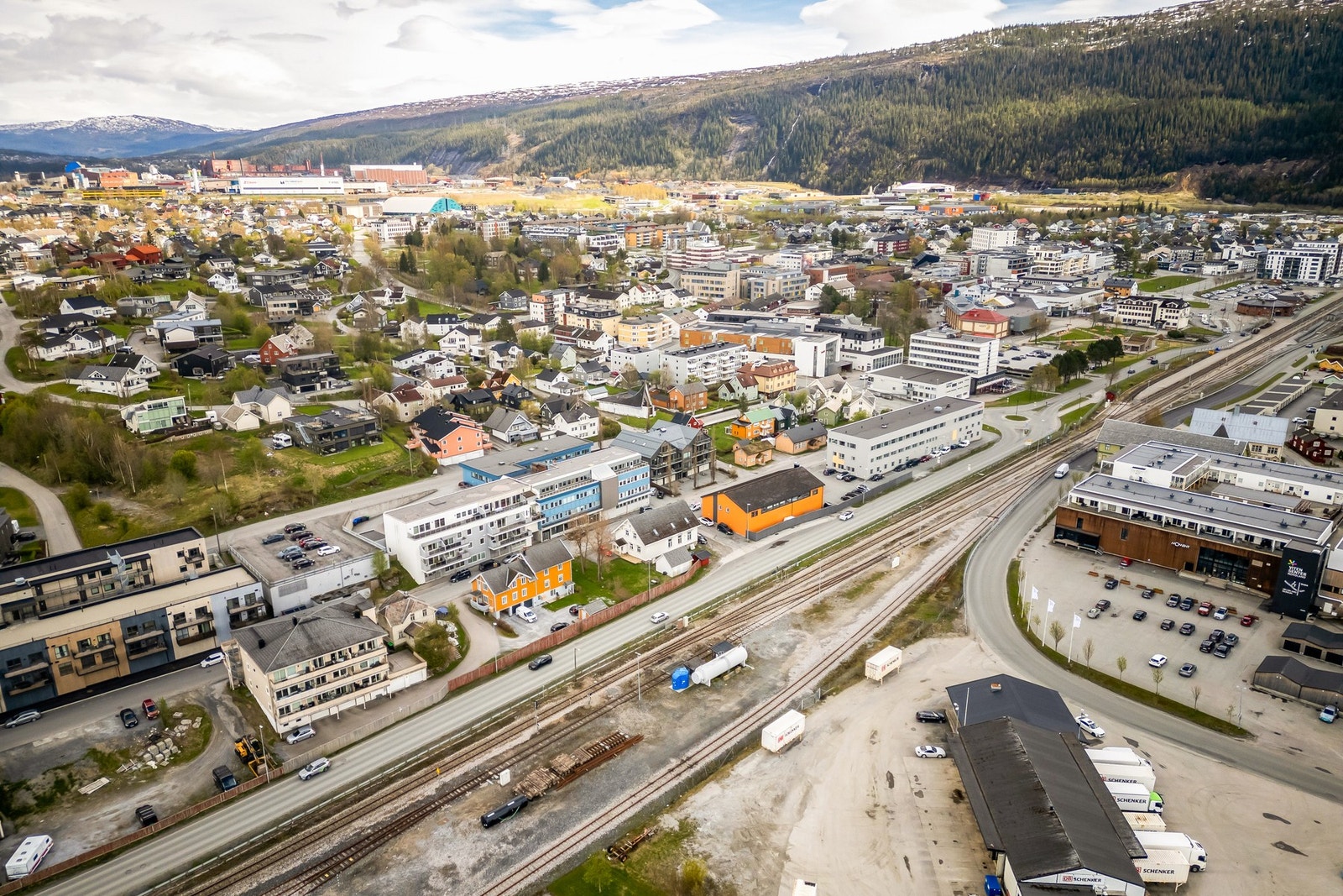 Her bor du med gangavstand til sentrum av Mo i Rana med en rekke servicetilbud, butikker og m.m. Galleribilde