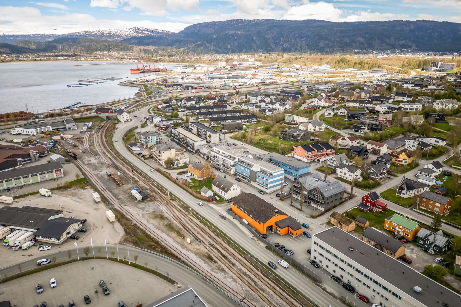 Mo i Rana byr på fantastiske turmuligheter, fra boligen er det gangavstand til strand promenaden ved havmannen og Mofjellet Galleribilde