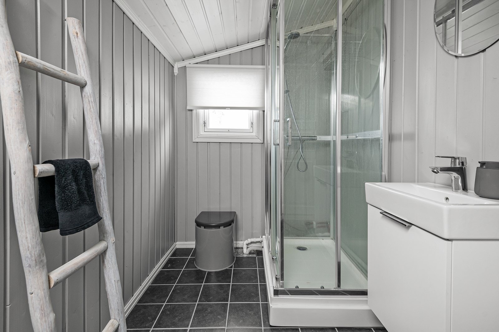 Badet har flislagt gulv med gulvvarme Galleribilde