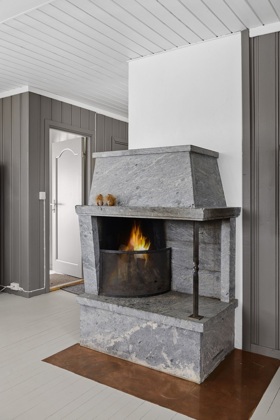 Den åpne peisen avgir godt med varme og innbyr til en koselig stemning Galleribilde