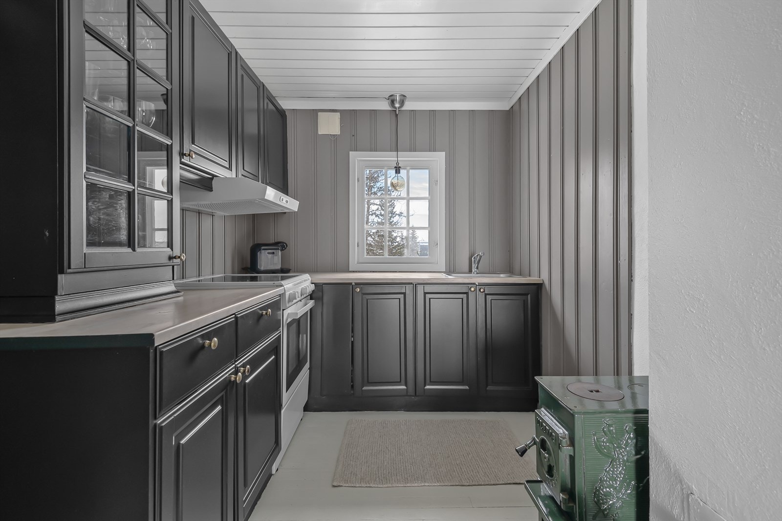 Pent kjøkken i en klassisk matt sort utførelse Galleribilde